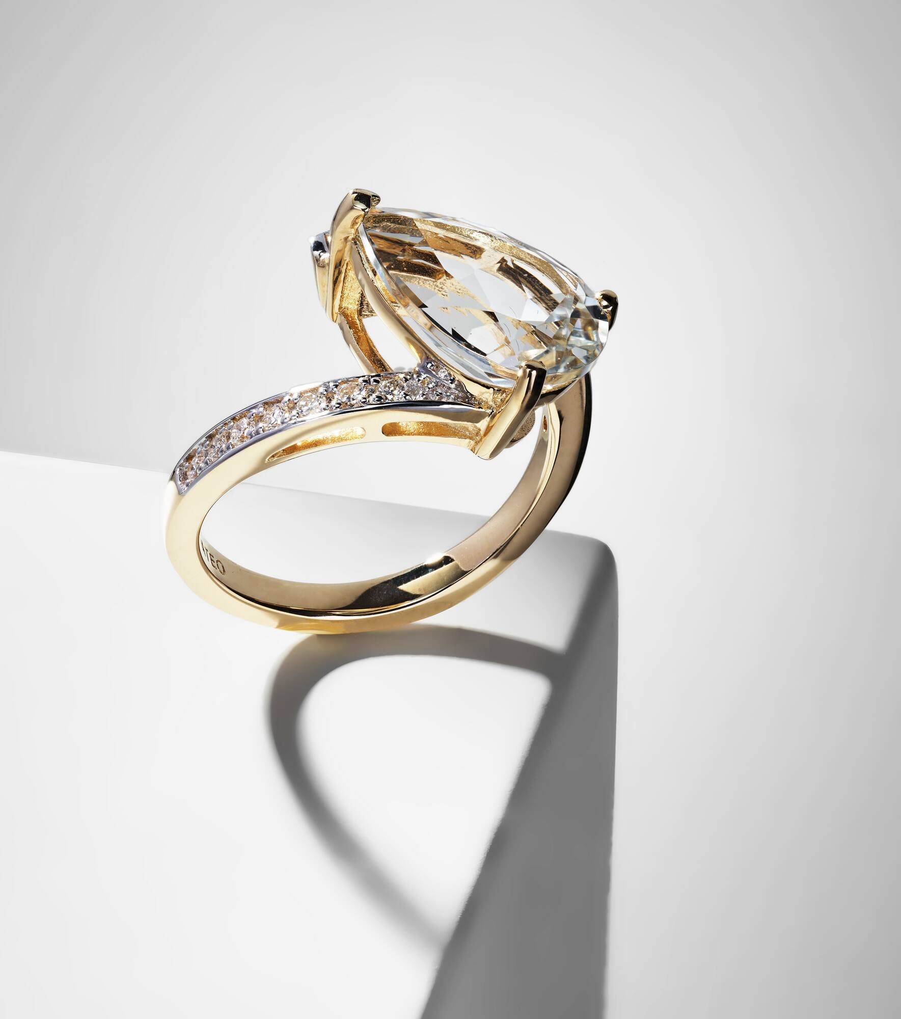 Slanted 14kt gold ring with topaz and diamonds - 5
