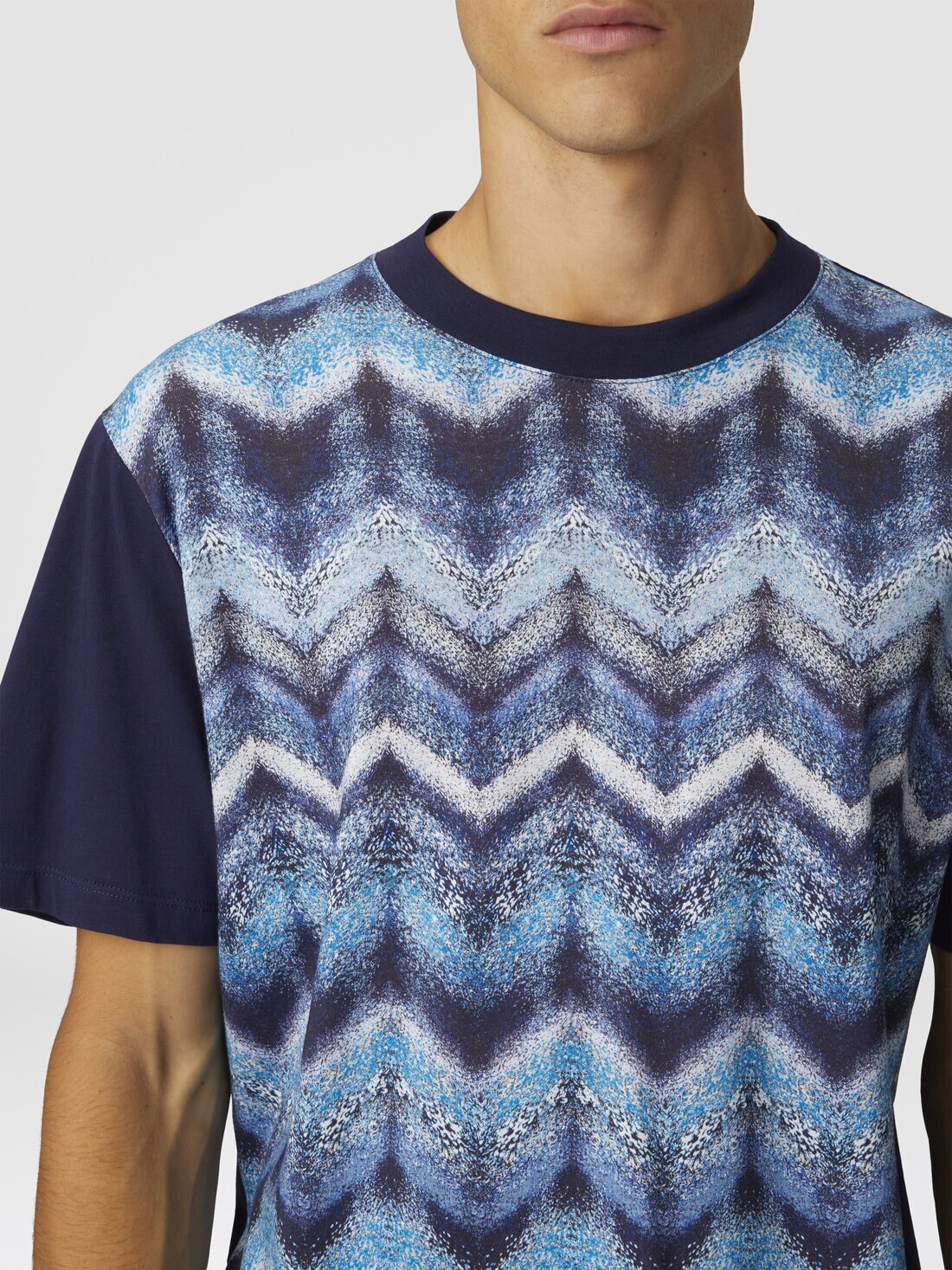 Crewneck T-shirt in airbrush-effect zigzag print cotton - 5