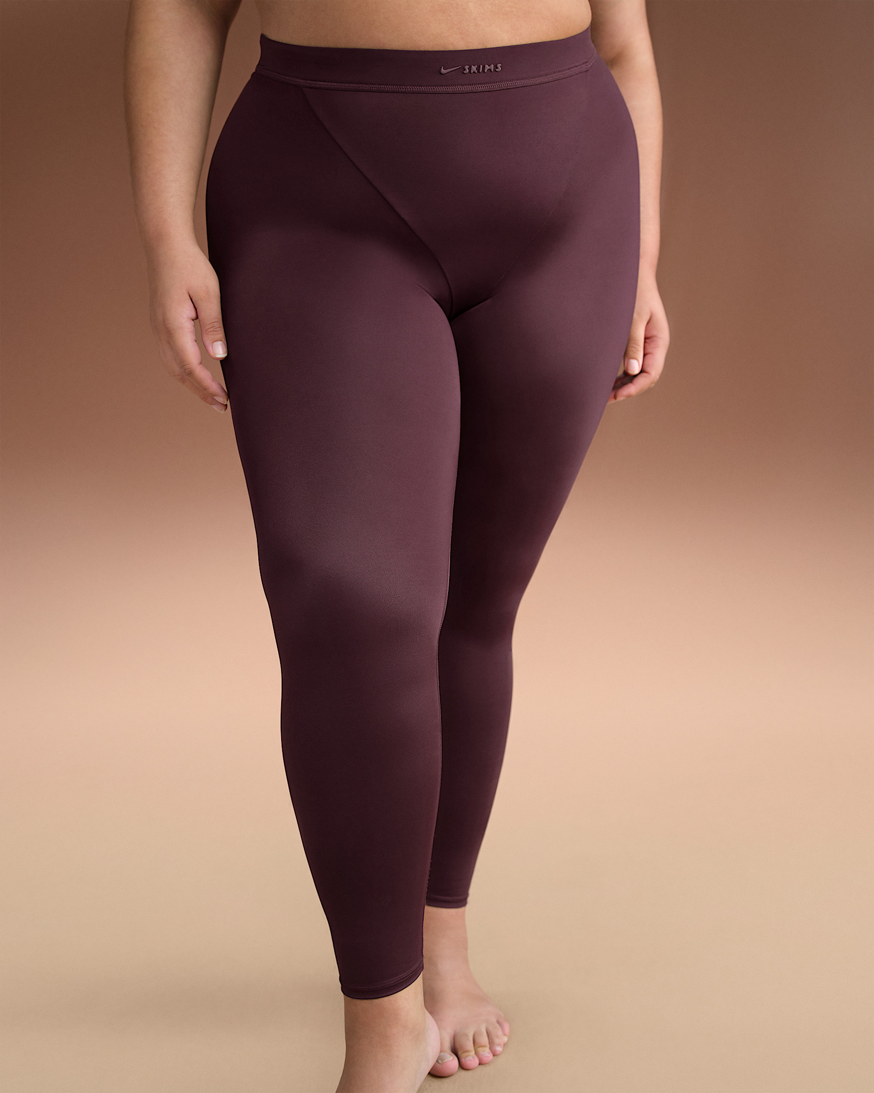 NikeSKIMS Shine Women's High-Waisted V-Panel 26" Leggings - 7