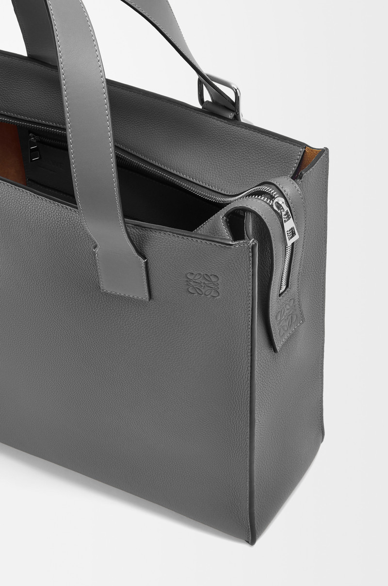 Buckle zip tote in soft grained calfskin 4