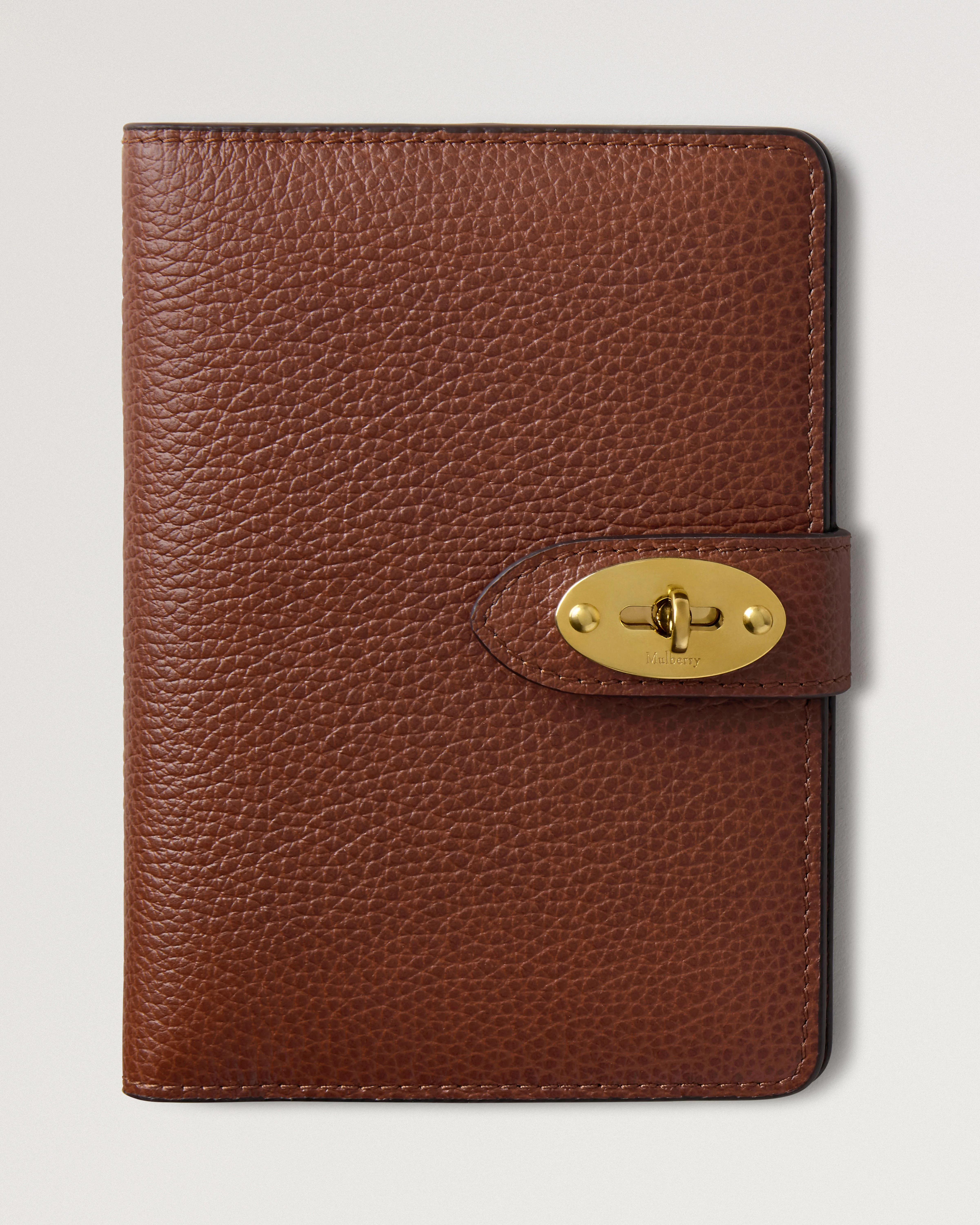 Darley Passport Cover
Oak Two-Tone Small Classic Grain - 1