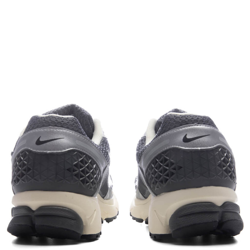 Nike ZOOM VOMERO 5 - IRON GREY/CHROME/METALLIC SILVER outlook