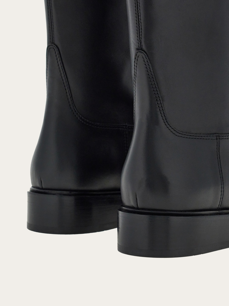 Hug buckle boot 8