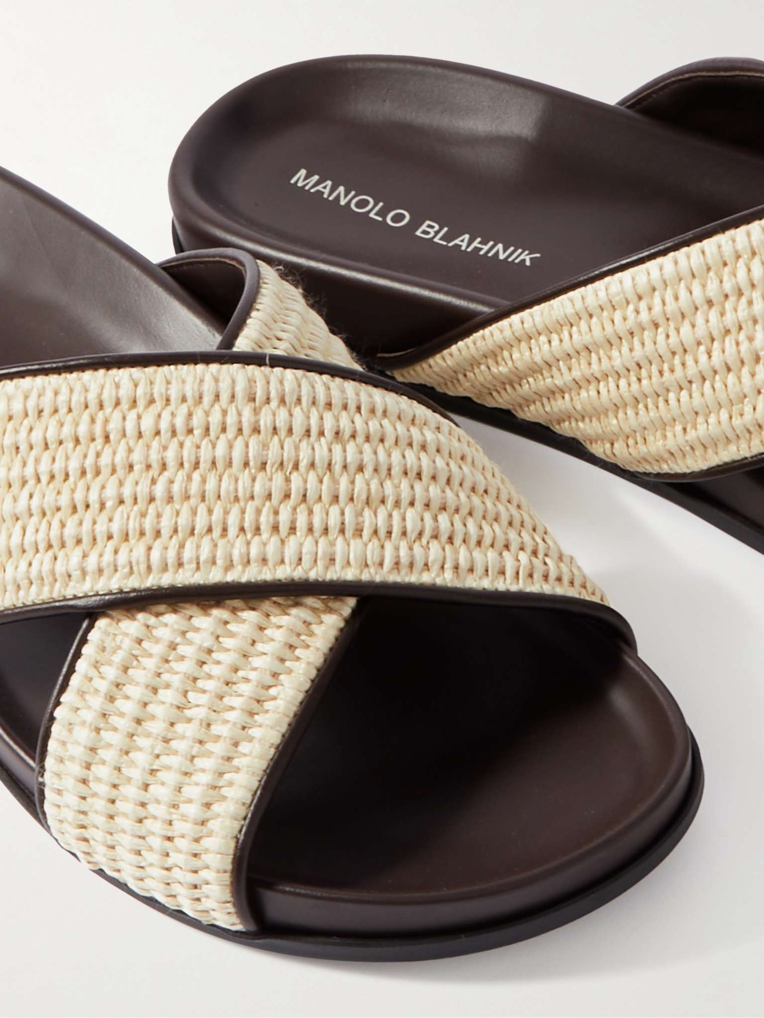 【Manolo Blahnik】チルターンレザートリムのラフィアスライド Manolo Blahnik Chiltern Leather-Trimmed Raffia Sandals