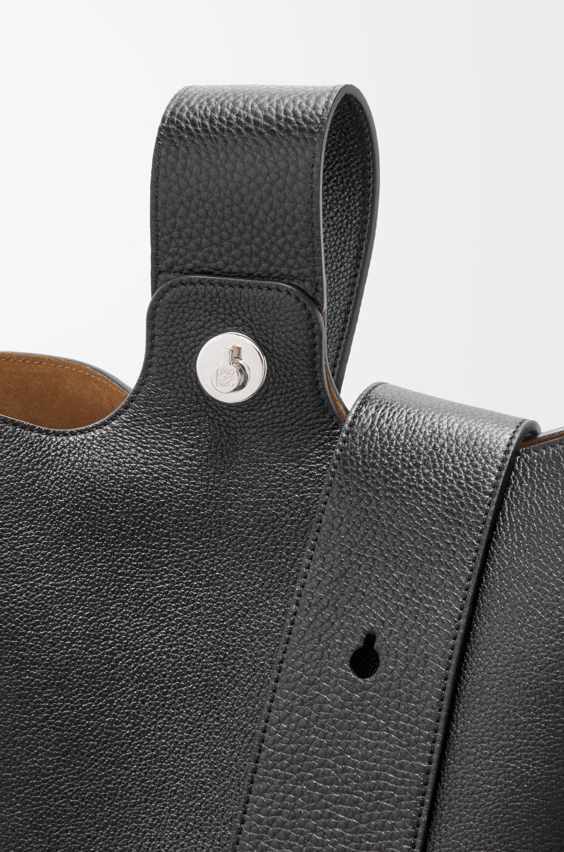 Large Pebble bucket in supple grained calfskin - 8