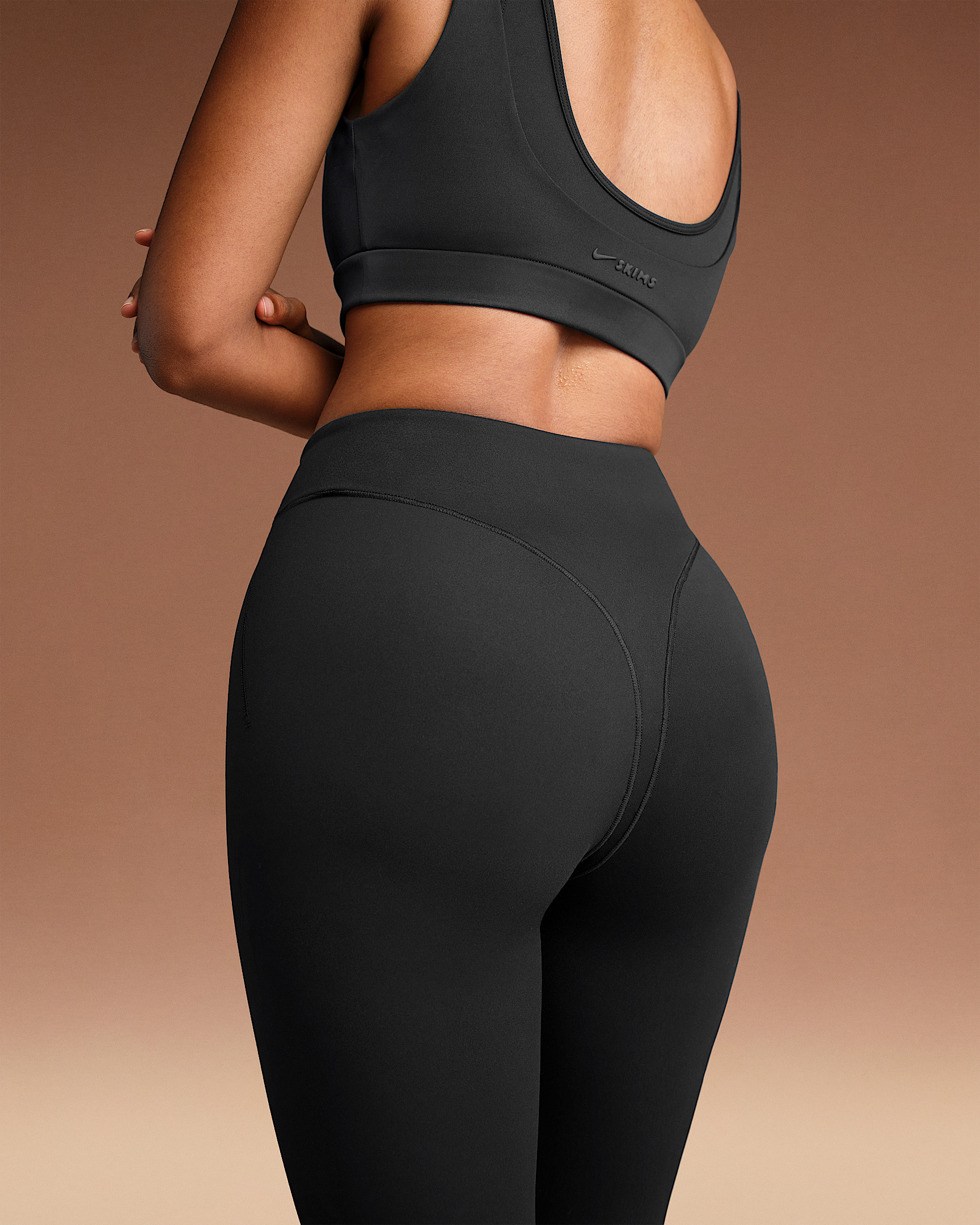NikeSKIMS Matte Women's High-Waisted V-Line 26" Leggings - 3