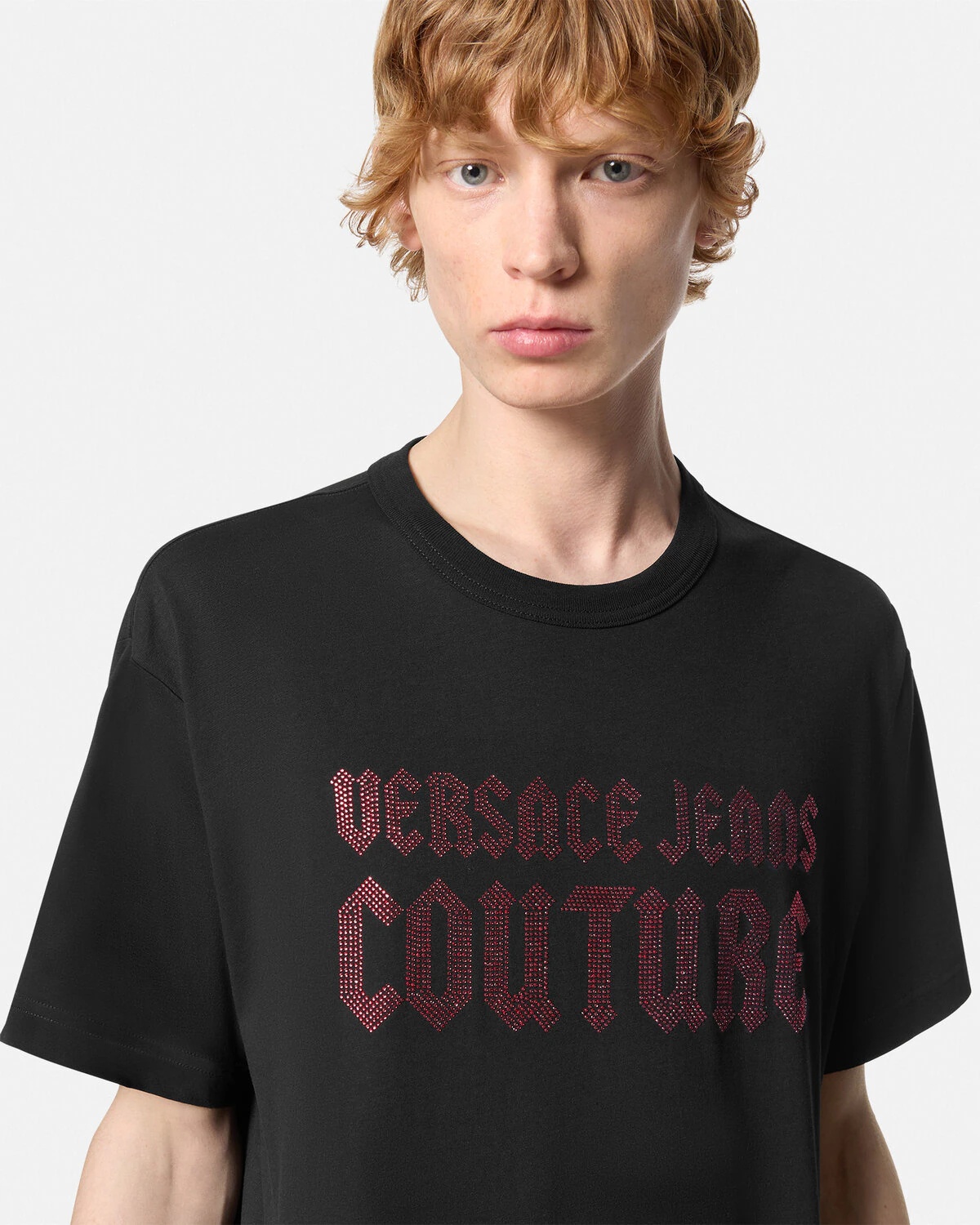 Tシャツ・カットソー VERSACE JEANS GOTHIC LOGO T-SHIRT VERSACE JEANS COUTURE Crystal Gothic Logo Regular-Fit T