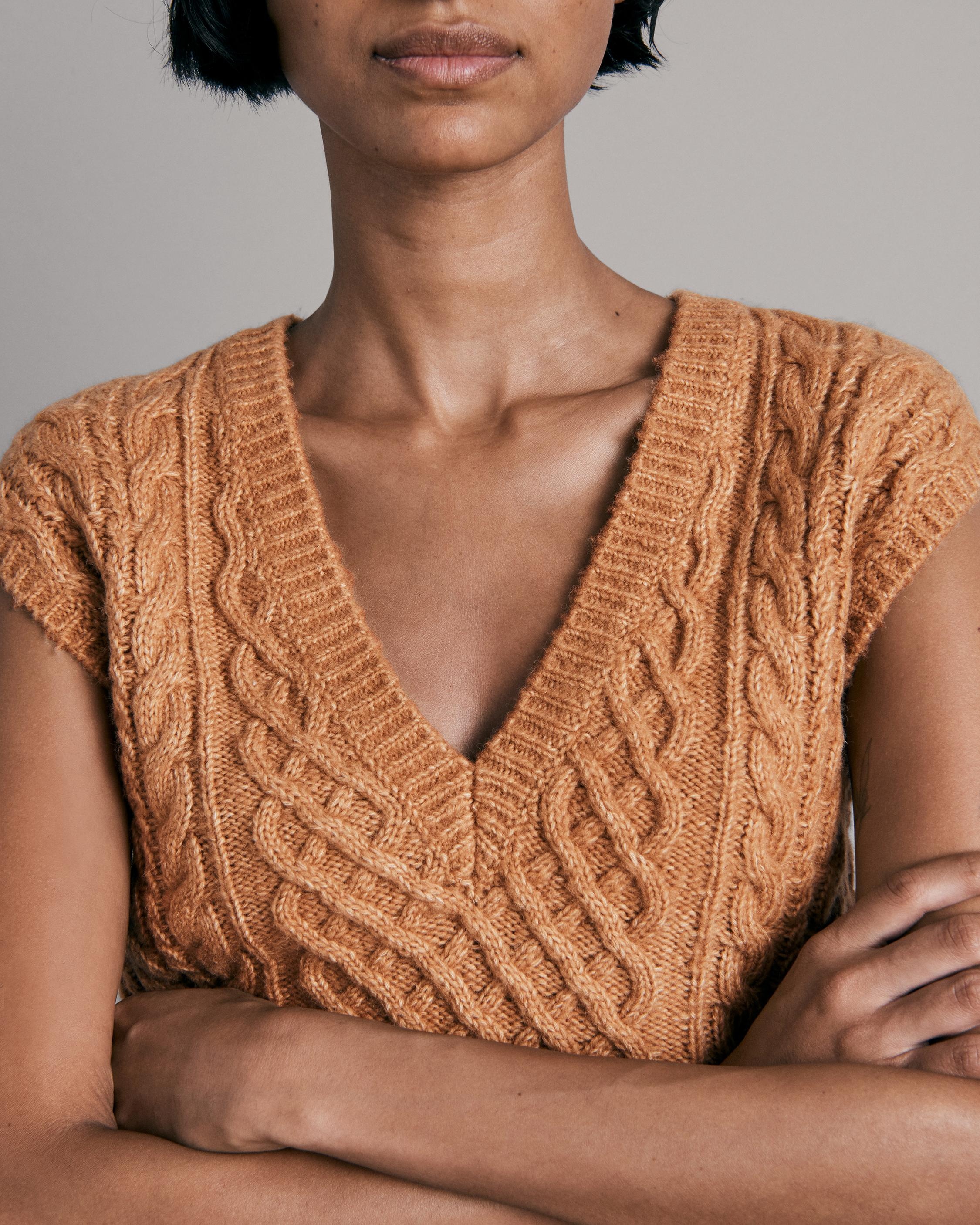 Elizabeth Wool Cable Vest
Cropped Fit Vest - 6