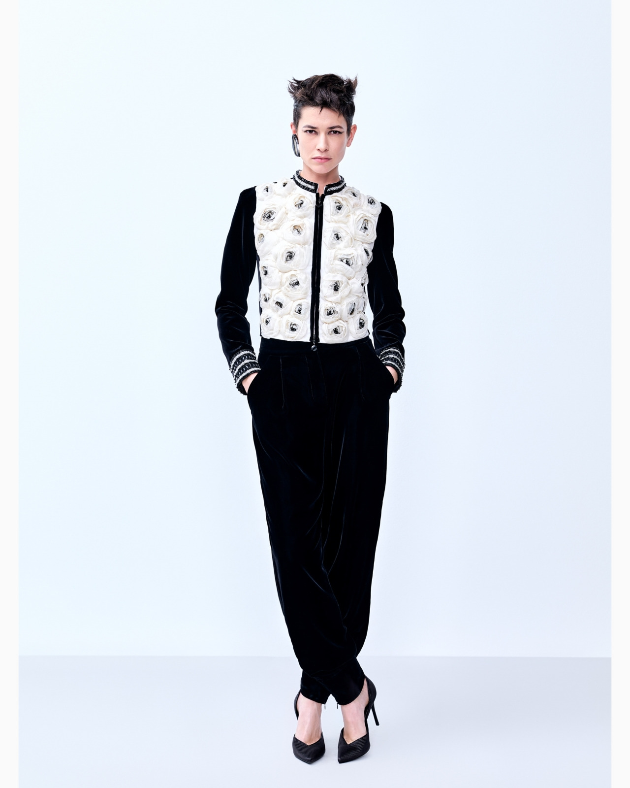 Short velvet jacket with embroidered roses - 6