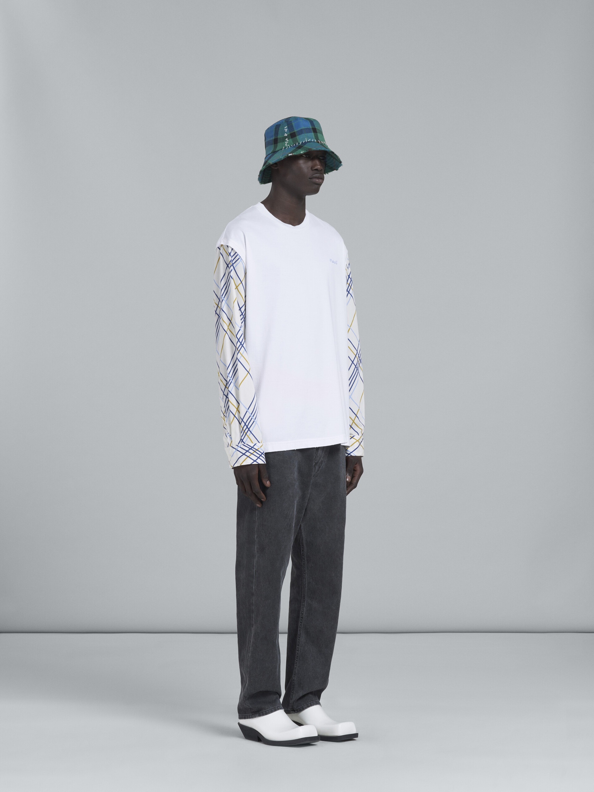 WHITE T-SHIRT WITH CONTRASTING SLEEVES - 5