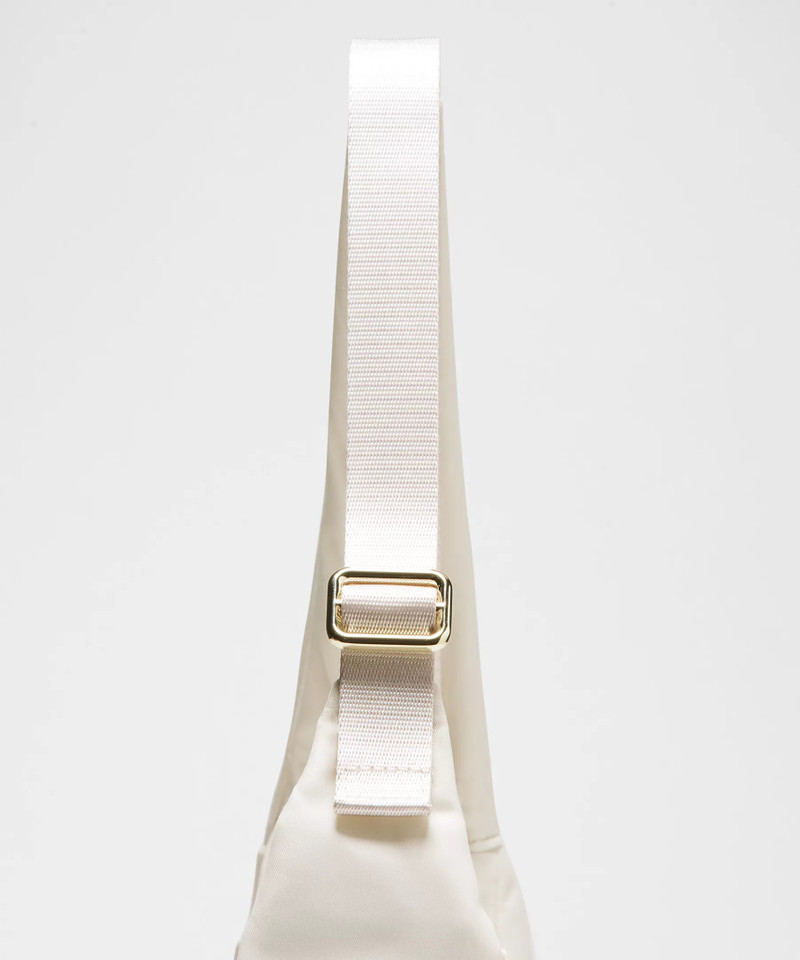 City Essentials Shoulder Bag 4L 4