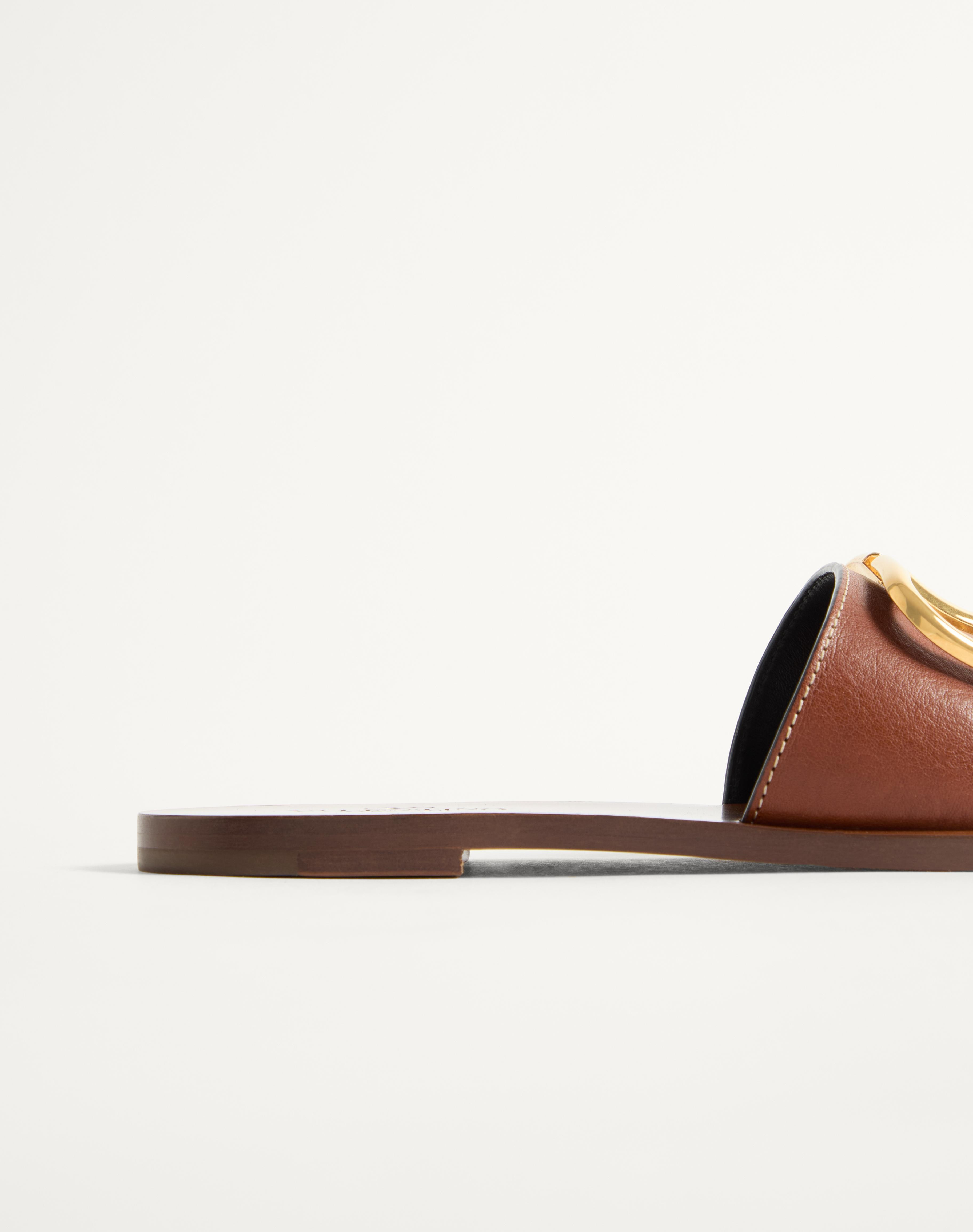 VLOGO SIGNATURE SLIDE SANDAL IN GRAINY COWHIDE WITH ACCESSORY - 6
