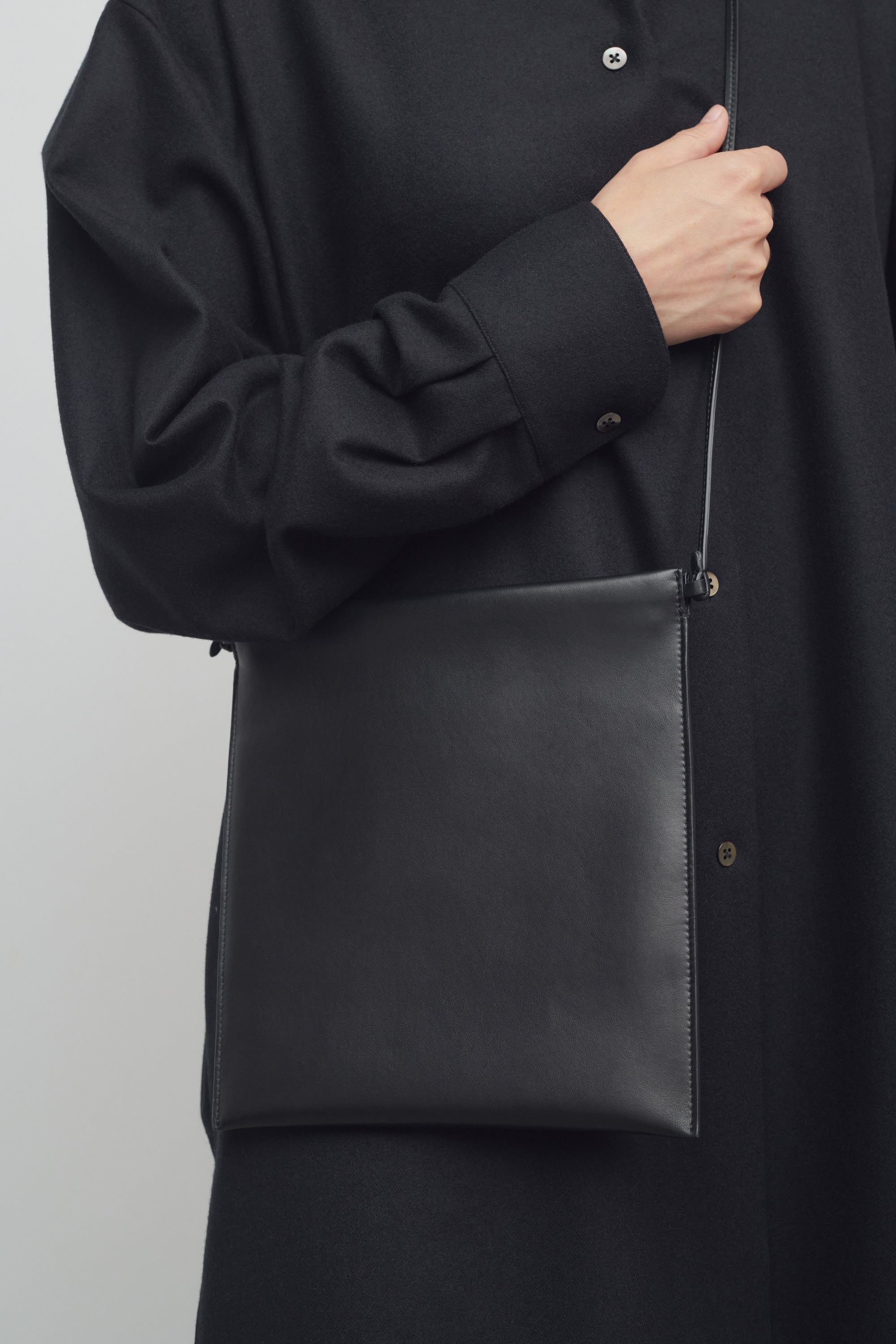 【THE ROW】Medicine Pouch レザー製 バッグ The Row Leather Medicine Pouch - Black Crossbody Bags