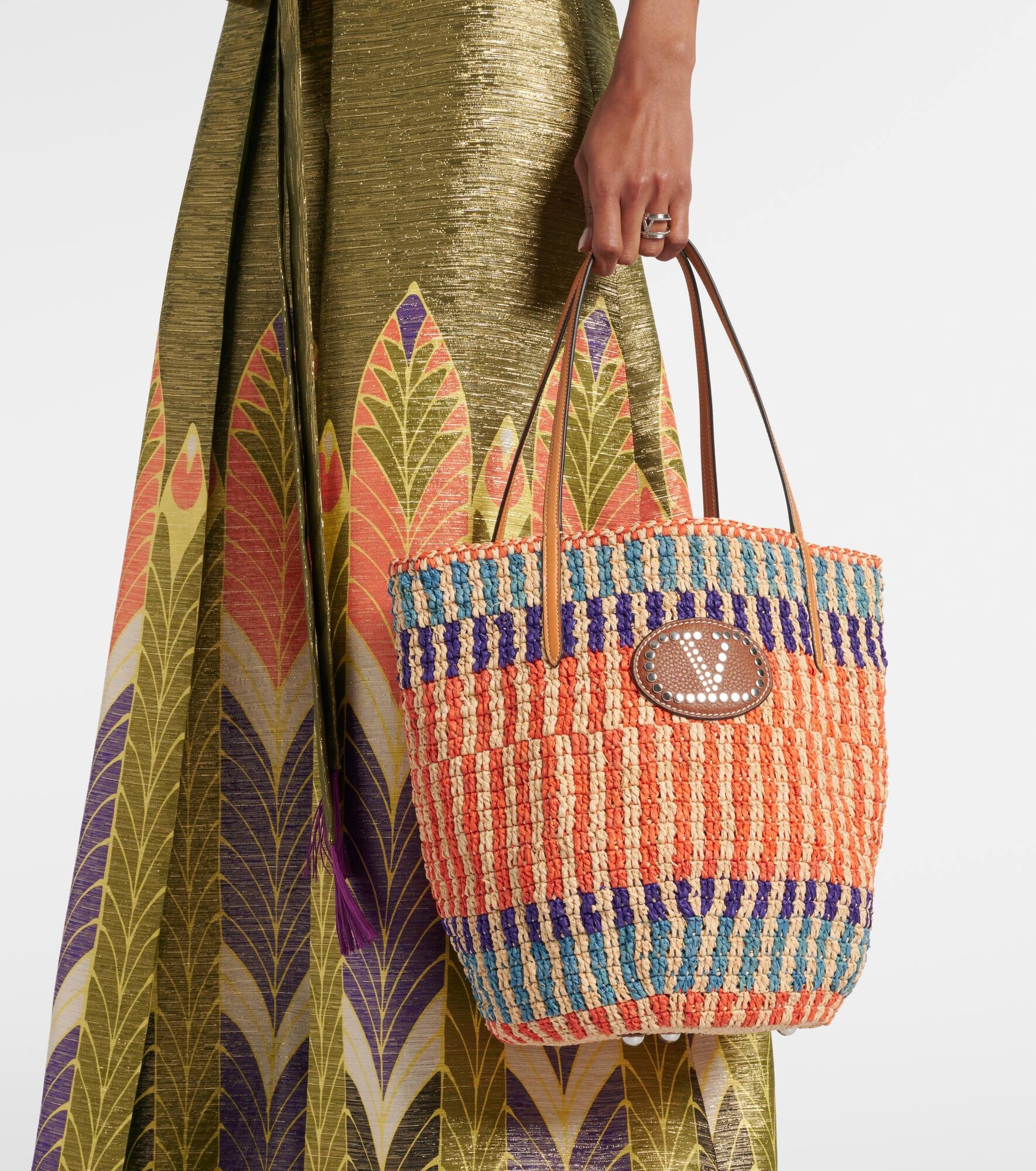 VLogo leather-trimmed raffia tote bag - 7
