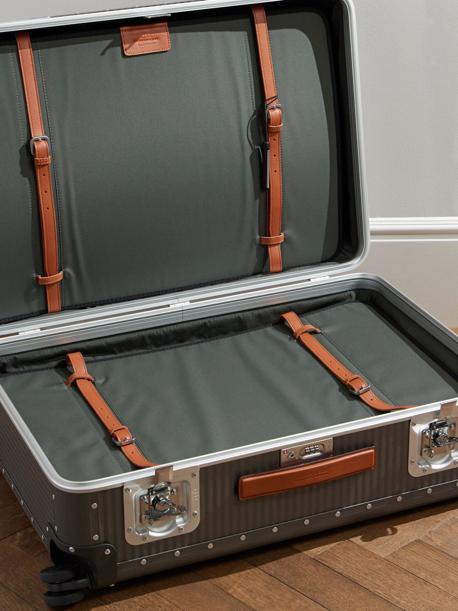 Bank Spinner 76cm Leather-Trimmed Aluminium Suitcase Gray - 3