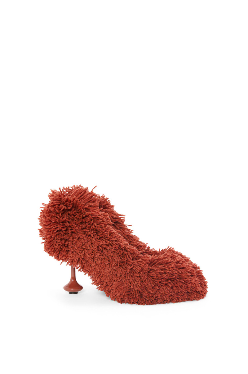 Toy pump in embroidered canvas 1