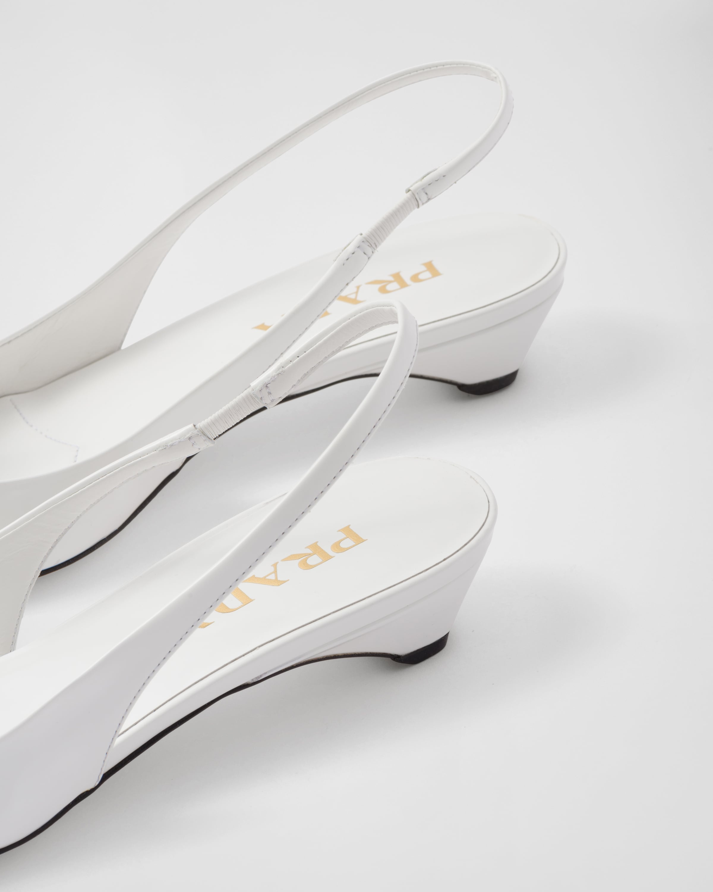 サンダル・ミュール PRADA | RUNWAY Brushed leather slingback pumps with floral Prada Floral Slingback Pumps - Size 39.5