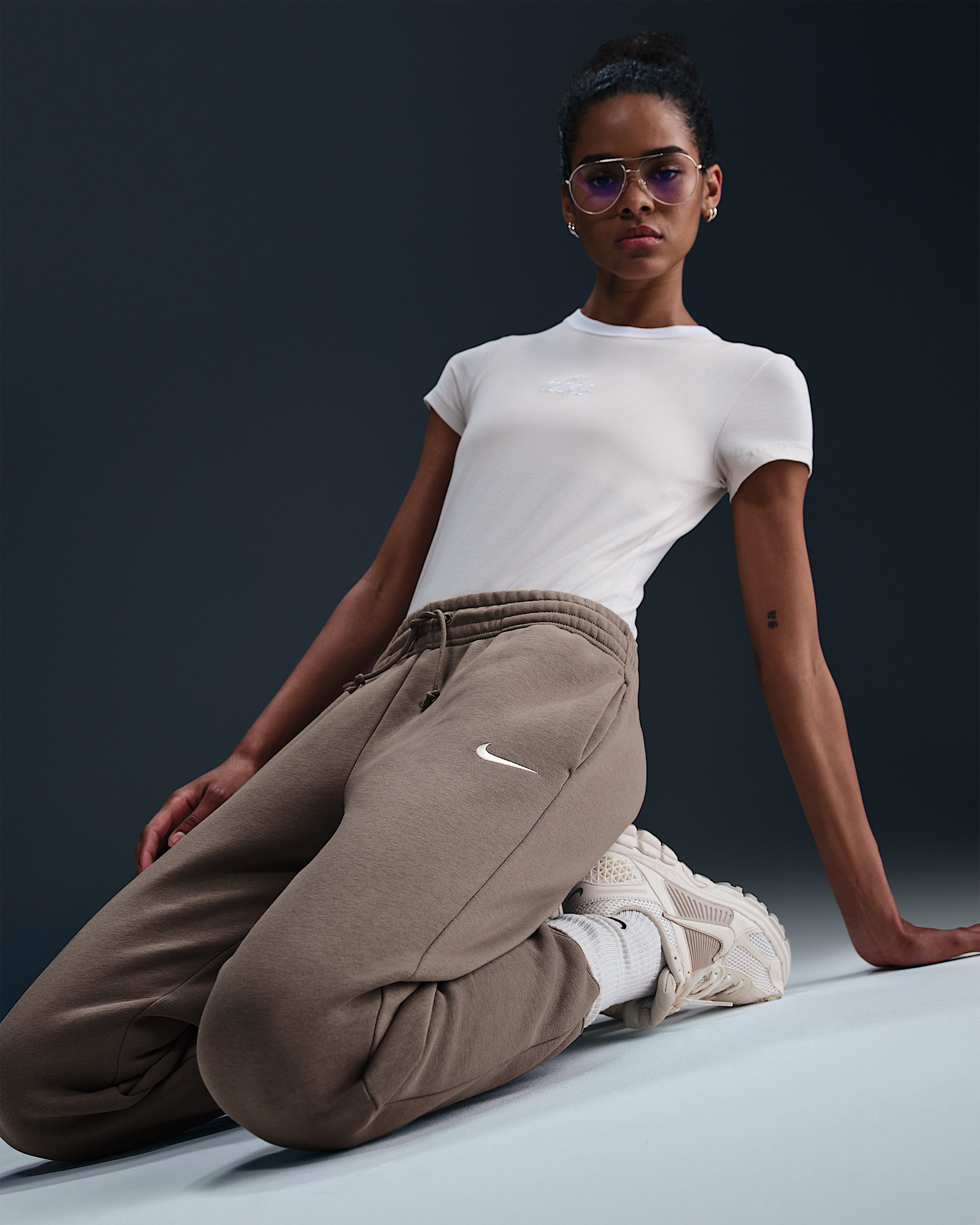 Nike Sportswear Phoenix Fleece Women's Mid-Rise Sweatpants - 3