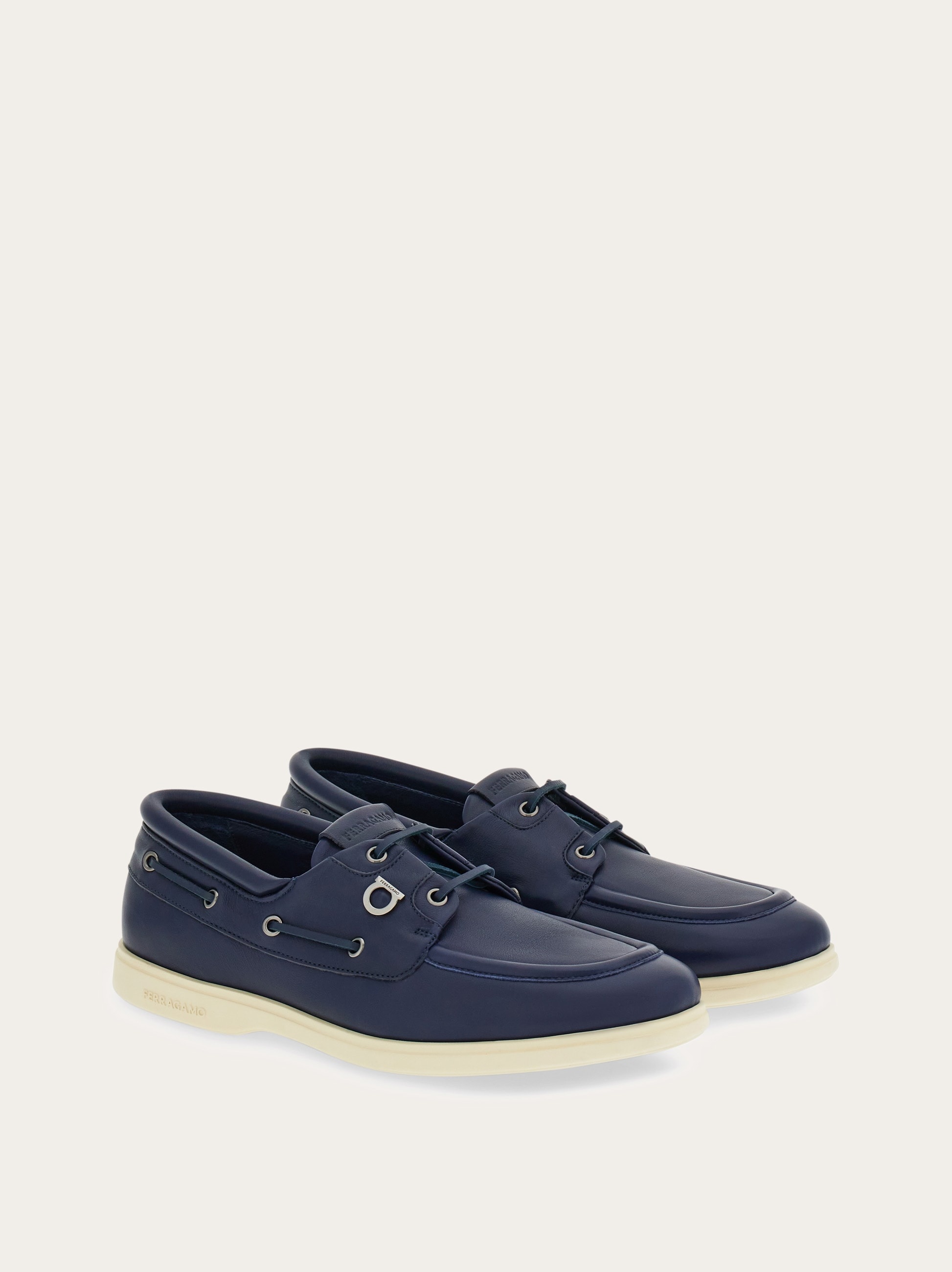 Boat shoe with Gancini ornament - 4