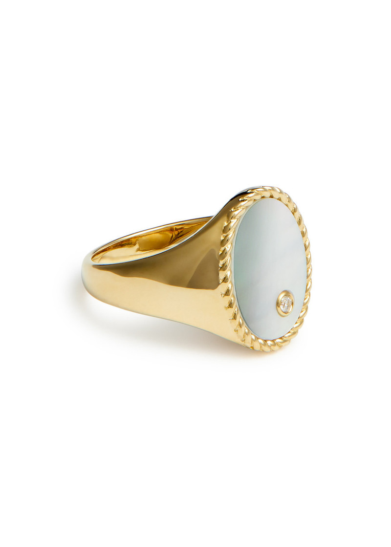 Yvonne Léon Chevaliere Ovale Nacre 9kt gold signet ring outlook
