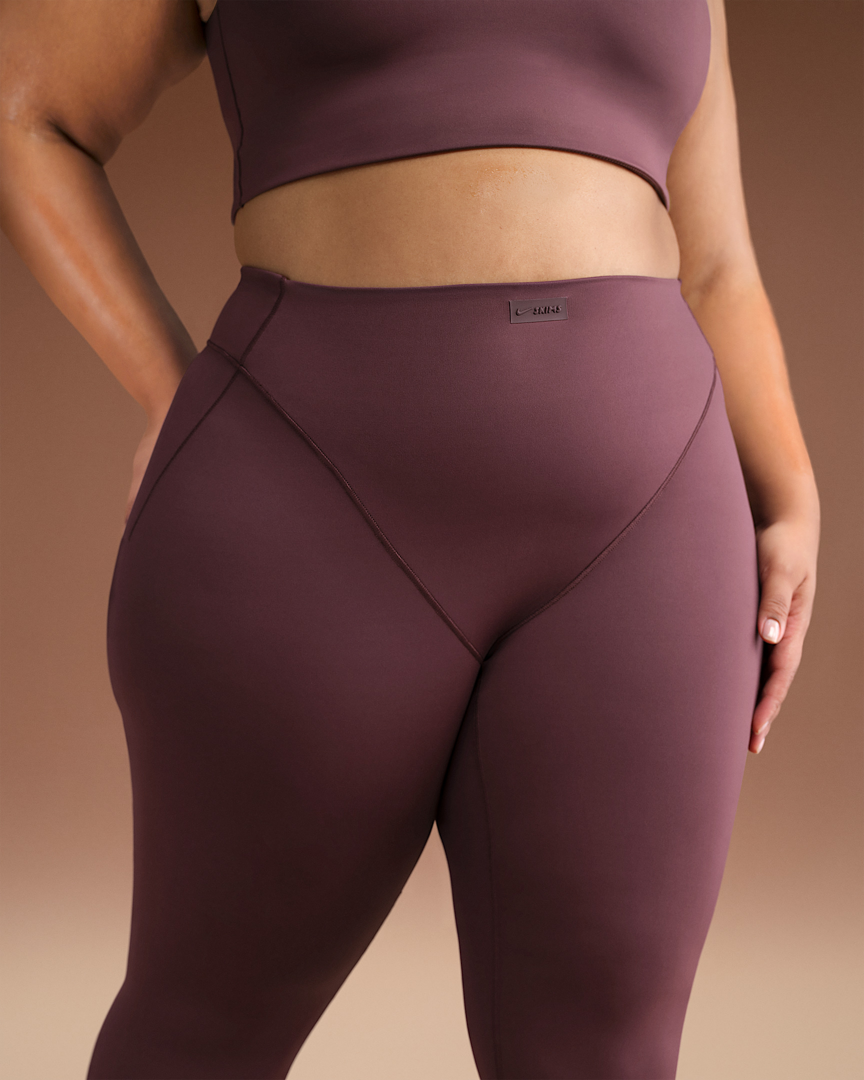 NikeSKIMS Matte Women's High-Waisted V-Line 26" Leggings - 7