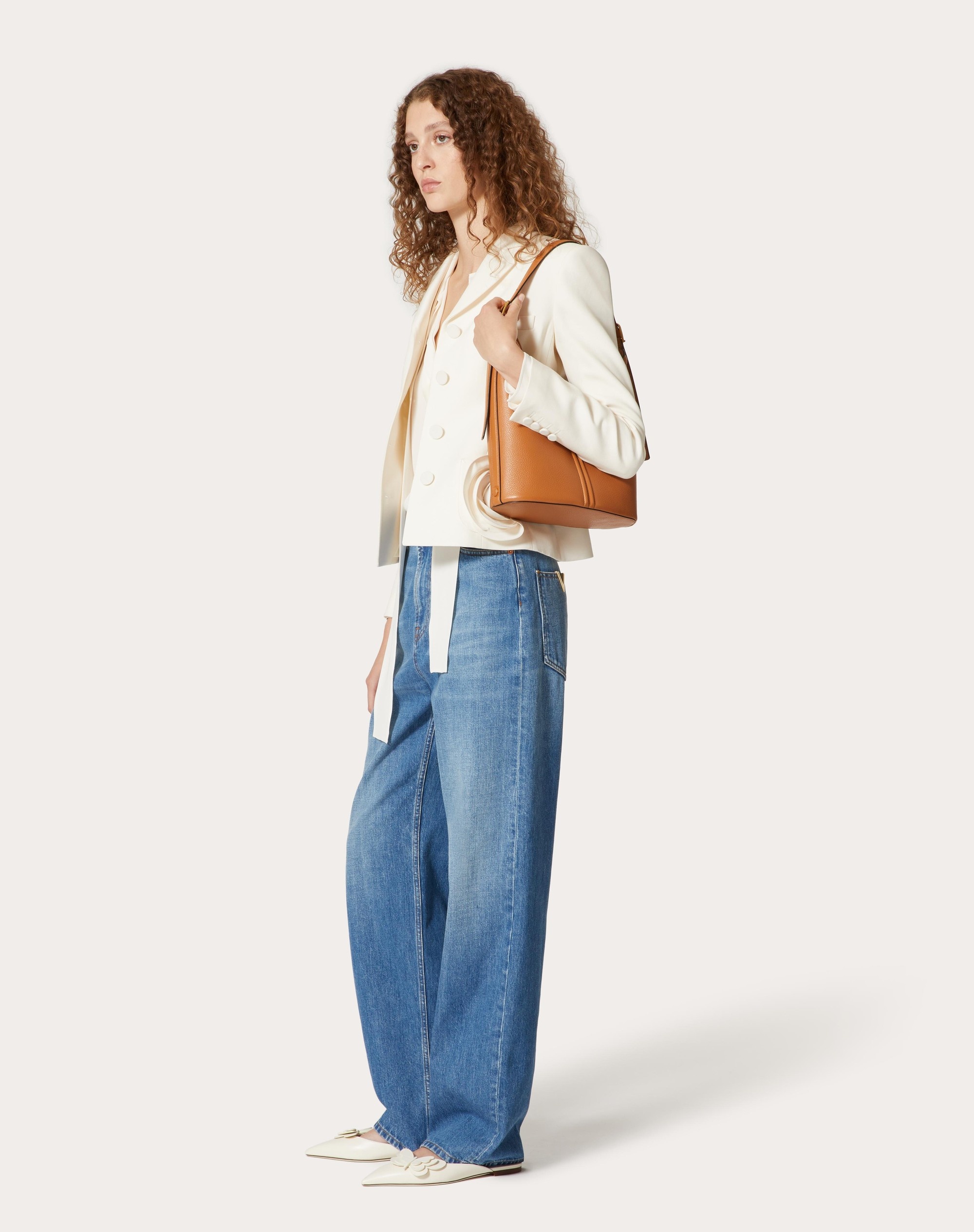 VLOGO LEATHER HOBO BAG IN GRAINY CALFSKIN - 2