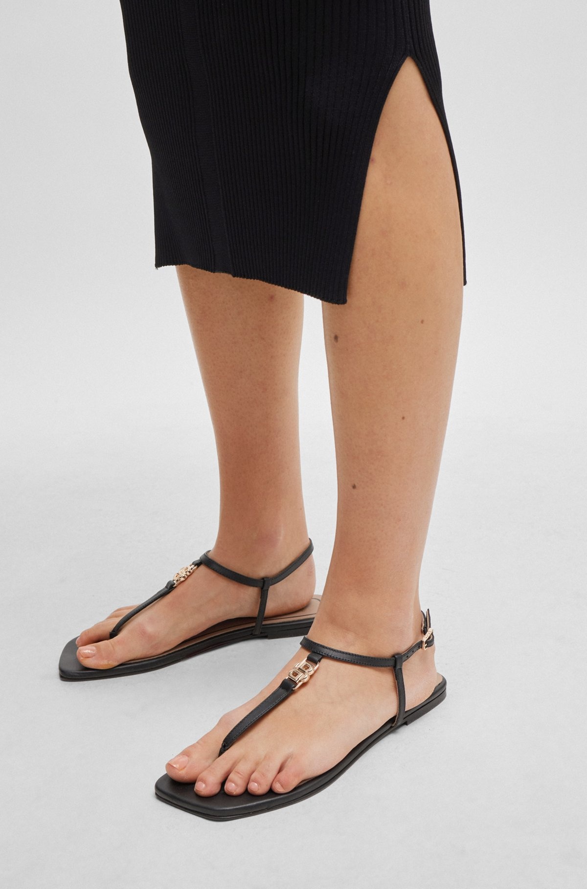 LEATHER SANDALS WITH TOE-POST DETAIL - 4