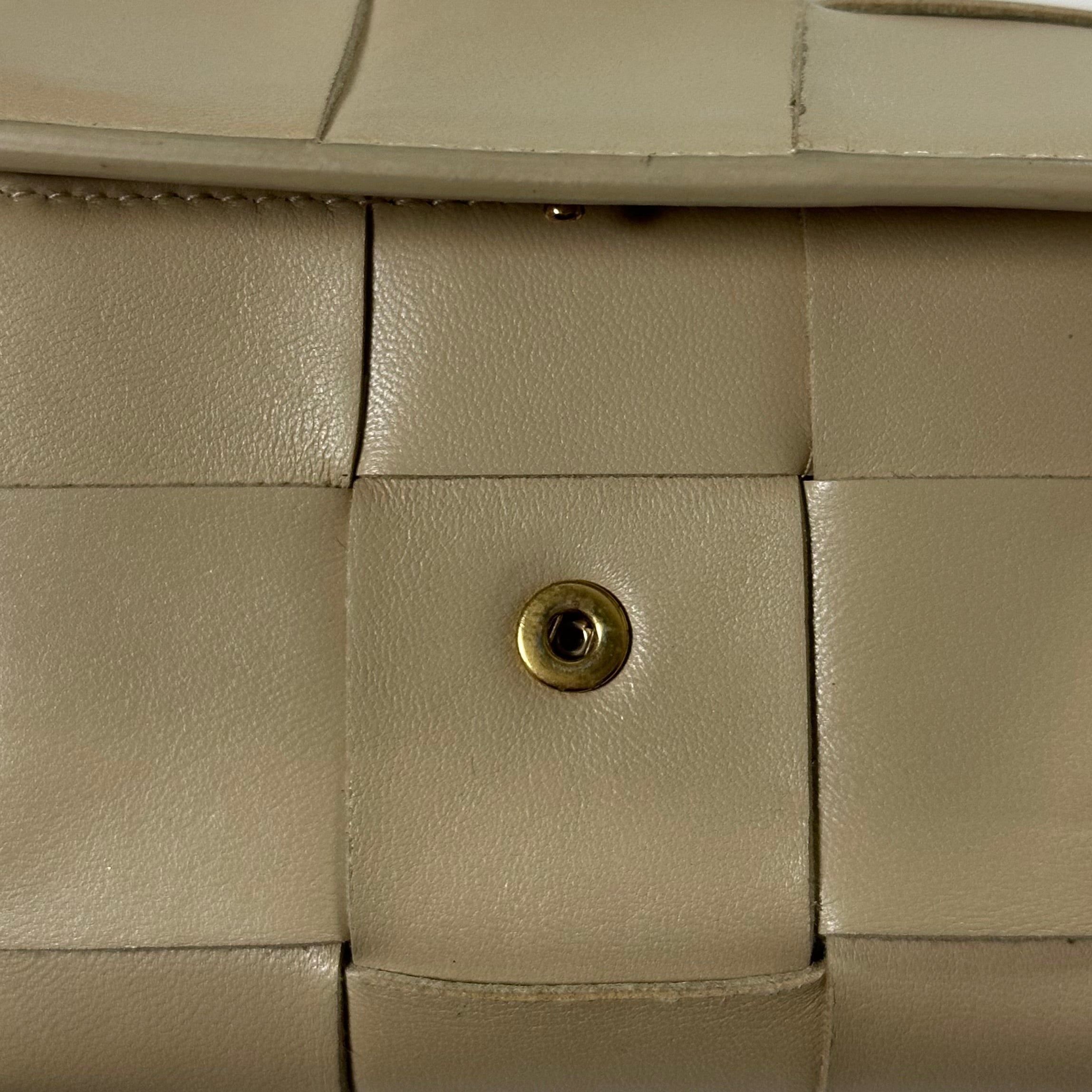 BOTTEGA VENETA Leather Zip Trifold Wallet - 7