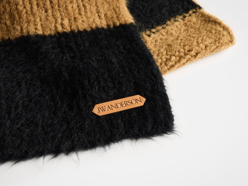 STRIPED SCARF IN BLACK 6