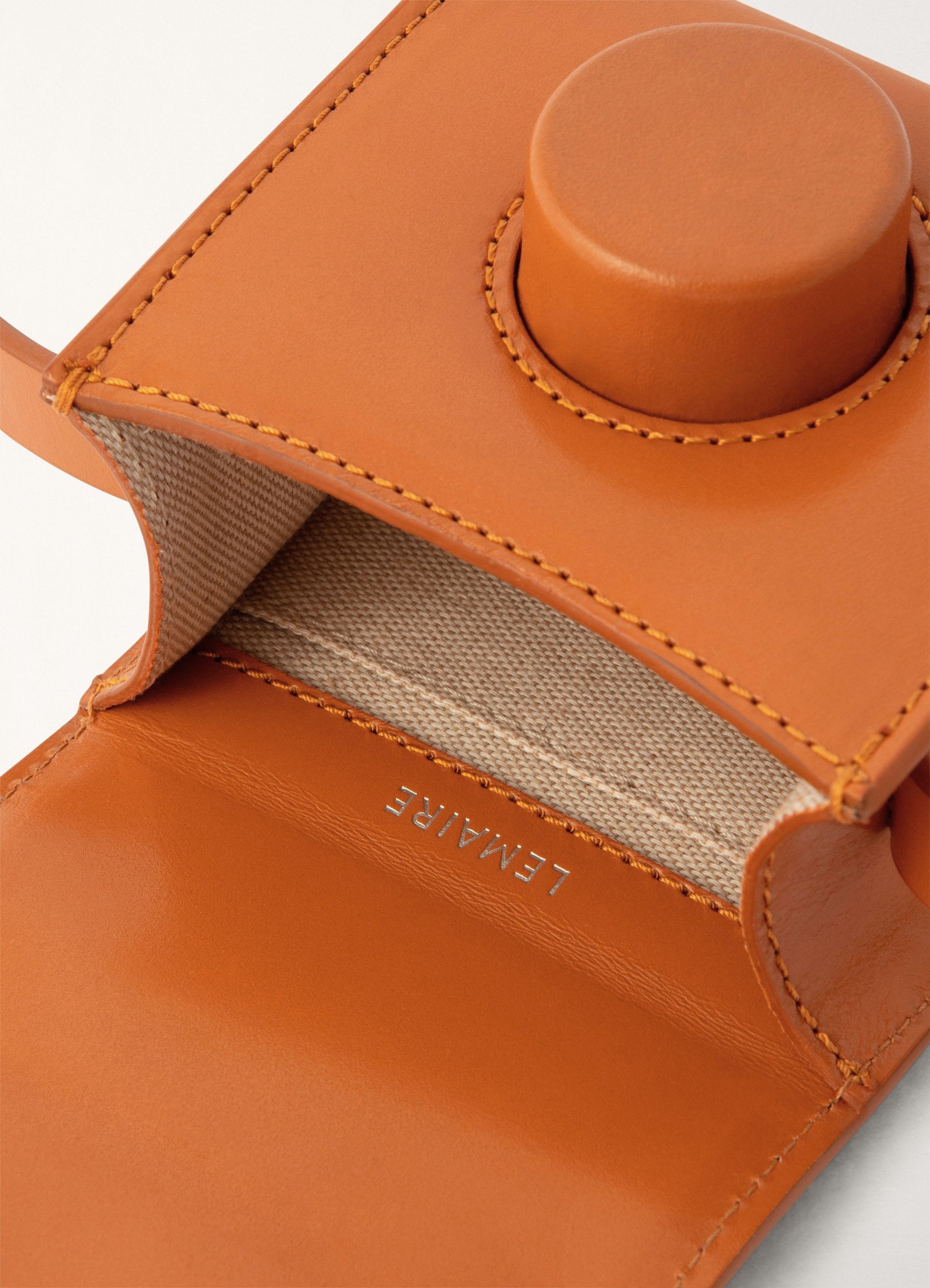 MINI CAMERA BAG
VEGETABLE-TANNED LEATHER - 4