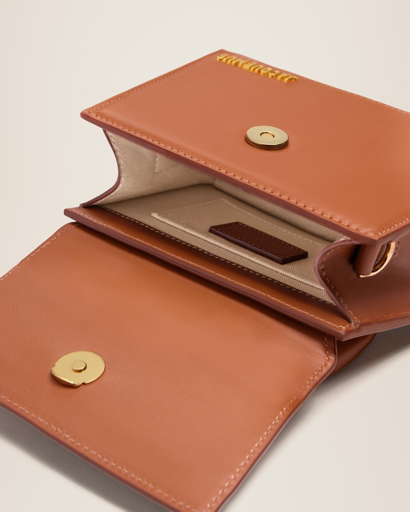 JACQUEMUS Le Chiquito moyen outlook