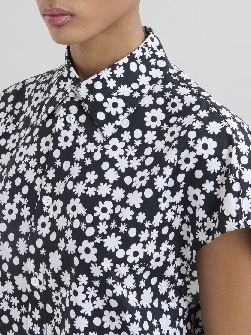 BLACK AND WHITE SLEEVELESS COCOON SHIRT WITH POP FIELDS MOTIF - 4