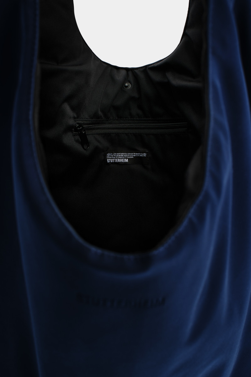 Stutterheim Svea Puffer Bag Matte Navy outlook