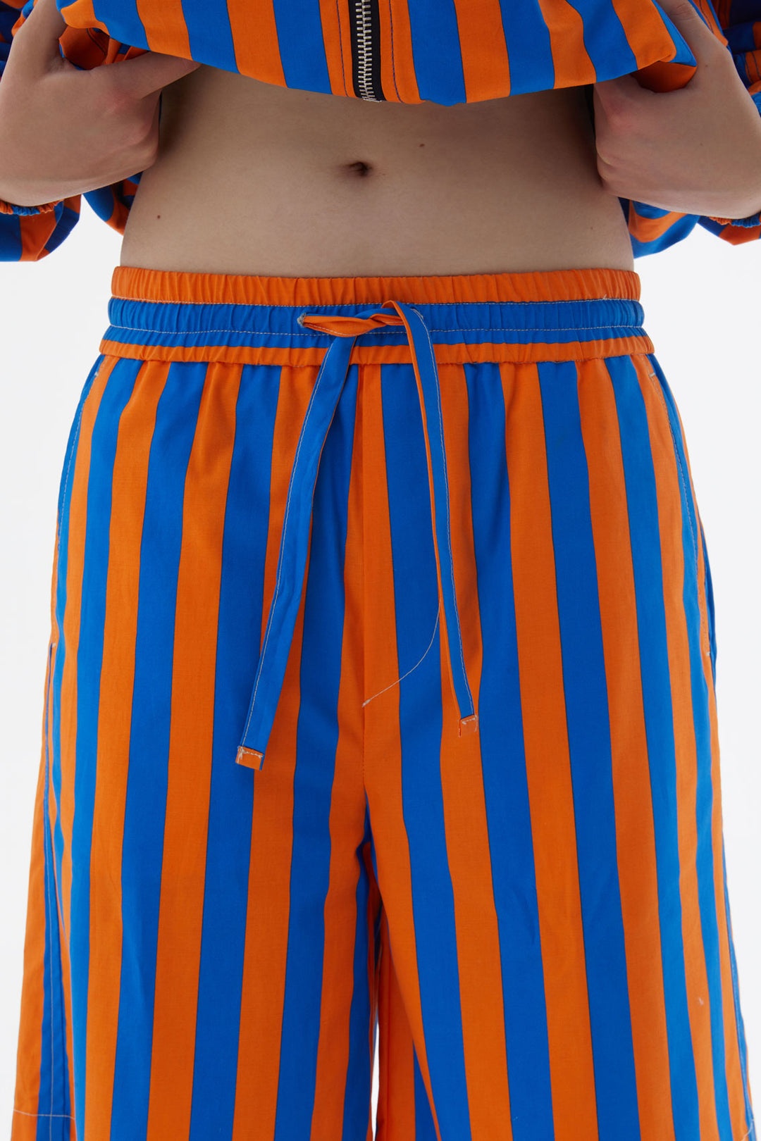 SHORT ELASTIC PANTS WITH ORANGE & AZURE STRIPES - 5