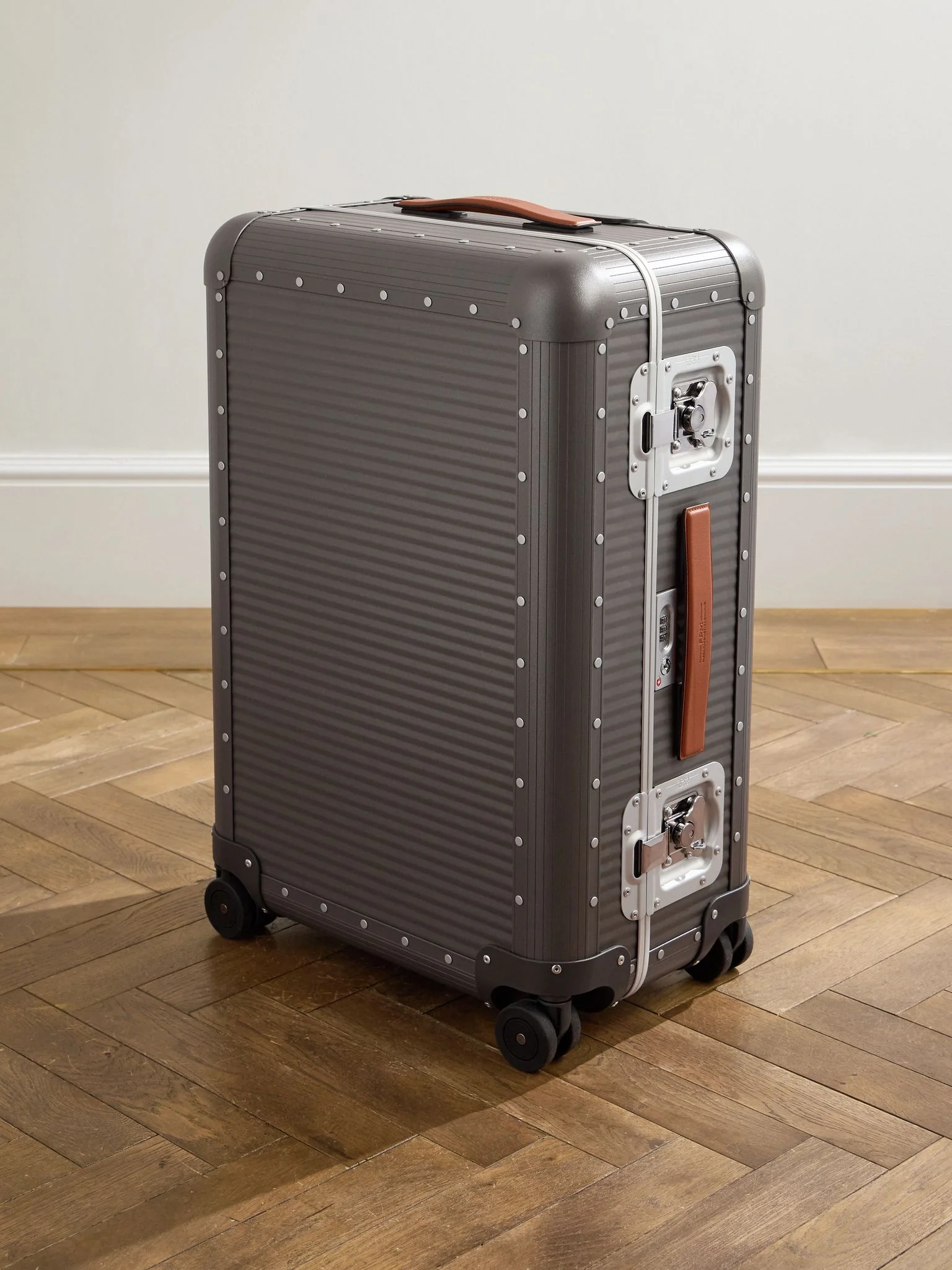 Bank Spinner 68cm Leather-Trimmed Aluminium Spinner Suitcase Gray - 1