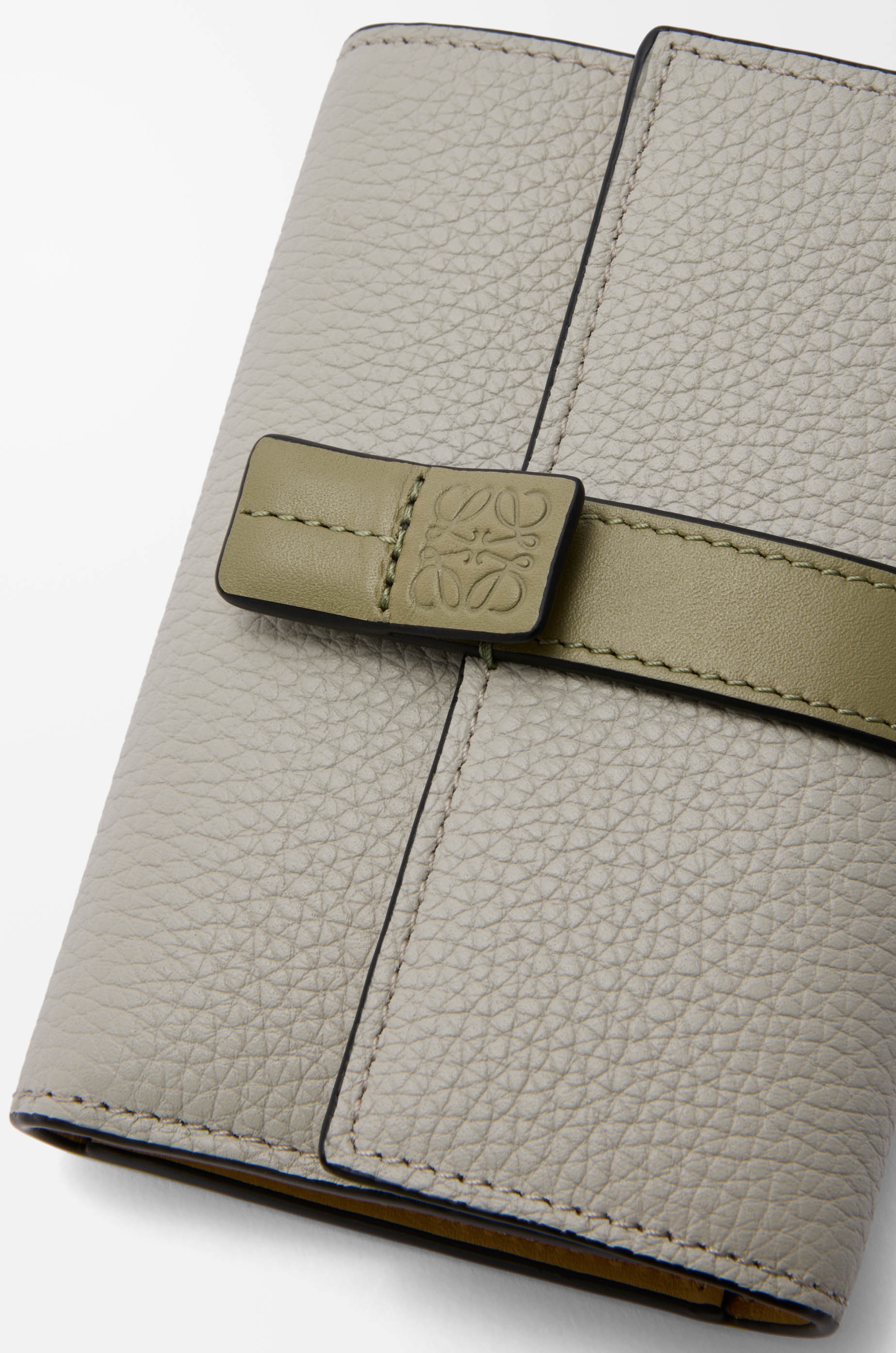 Small vertical wallet in soft grained calfskin - 5
