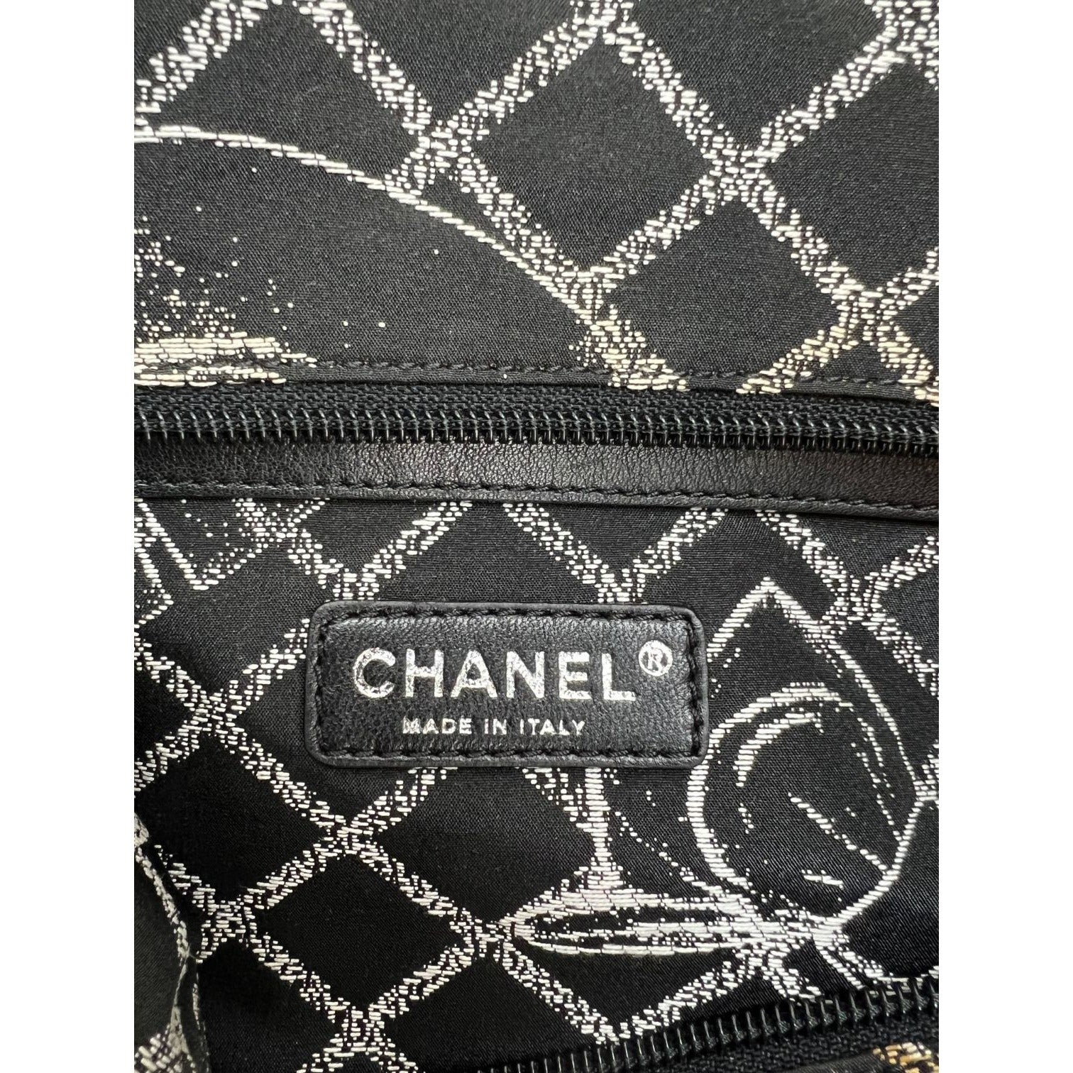 Chanel Essential 31 Rue Cambon Slopping White Leather Tote - 4