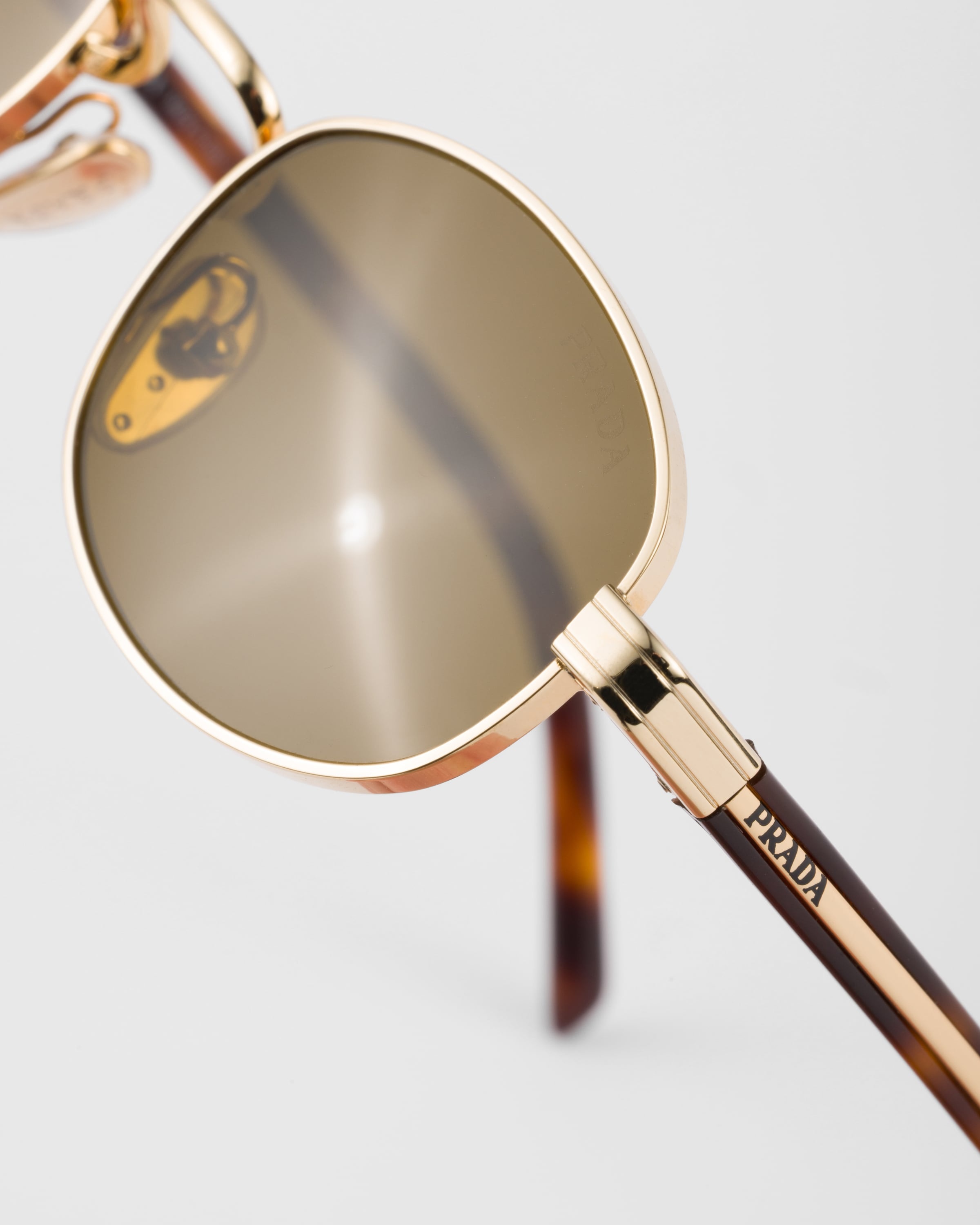 Prada sunglasses with the iconic l plaque サングラス Prada Sunglasses with the iconic metal plaque | REVERSIBLE