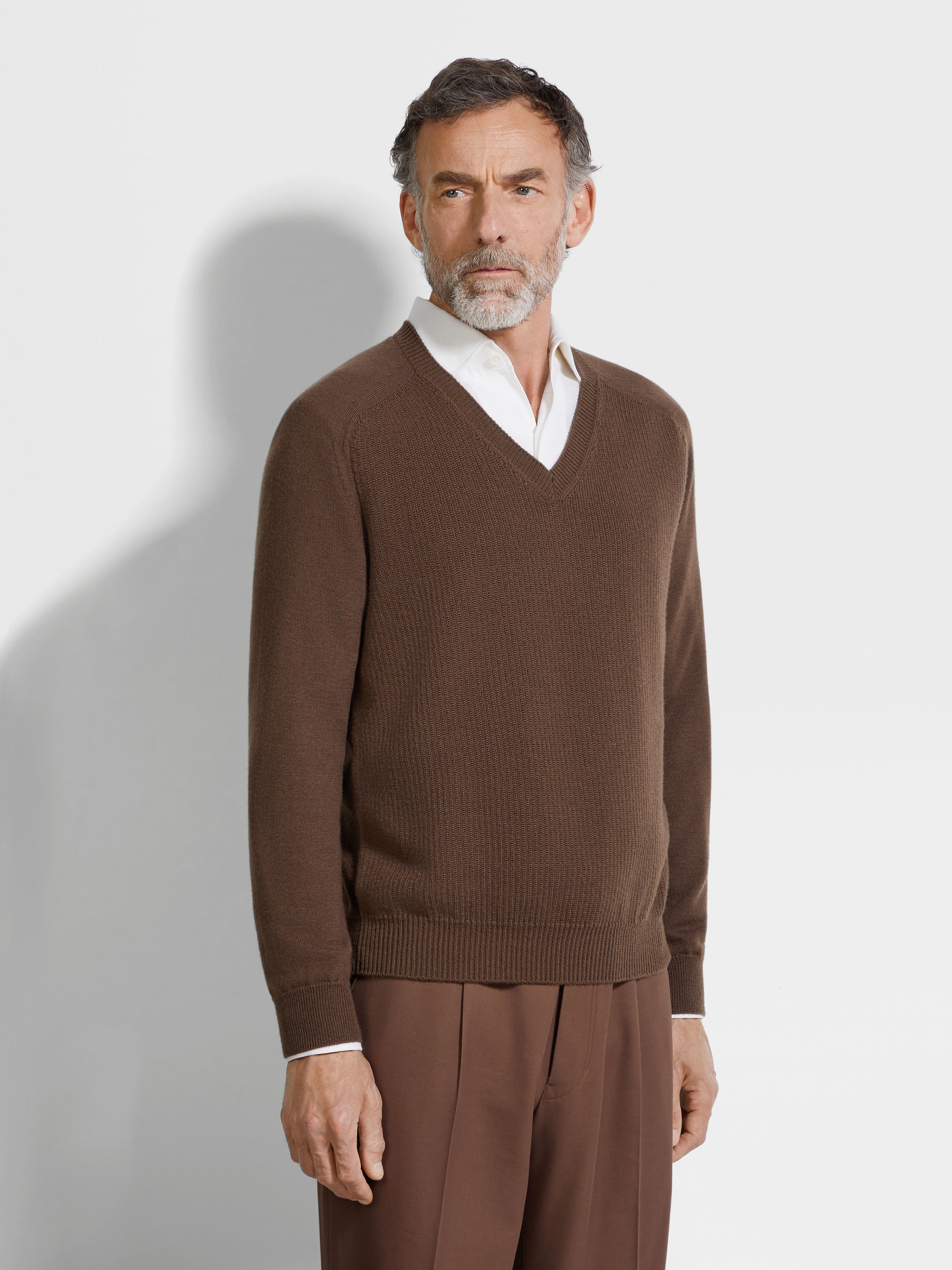 BROWN OASI CASHMERE V-NECK - 4