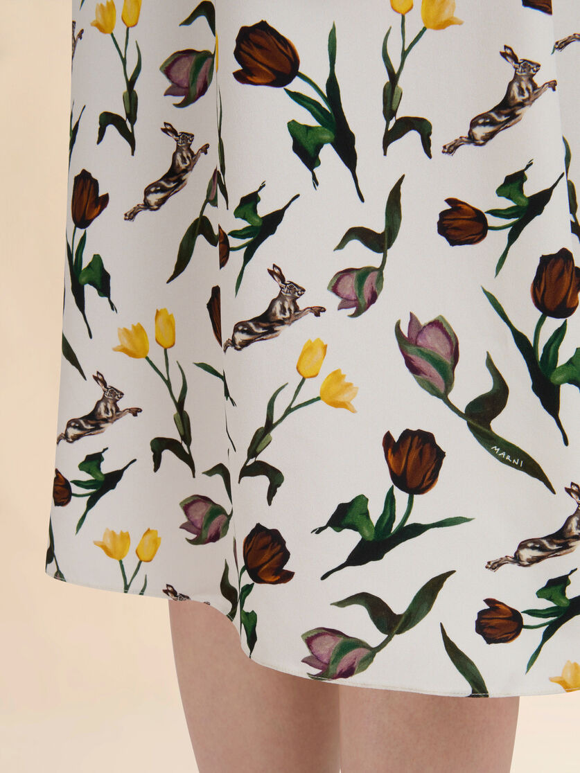 CREAM ENVERS SATIN DRESS WITH TULIPS AND HARES PRINT - 5