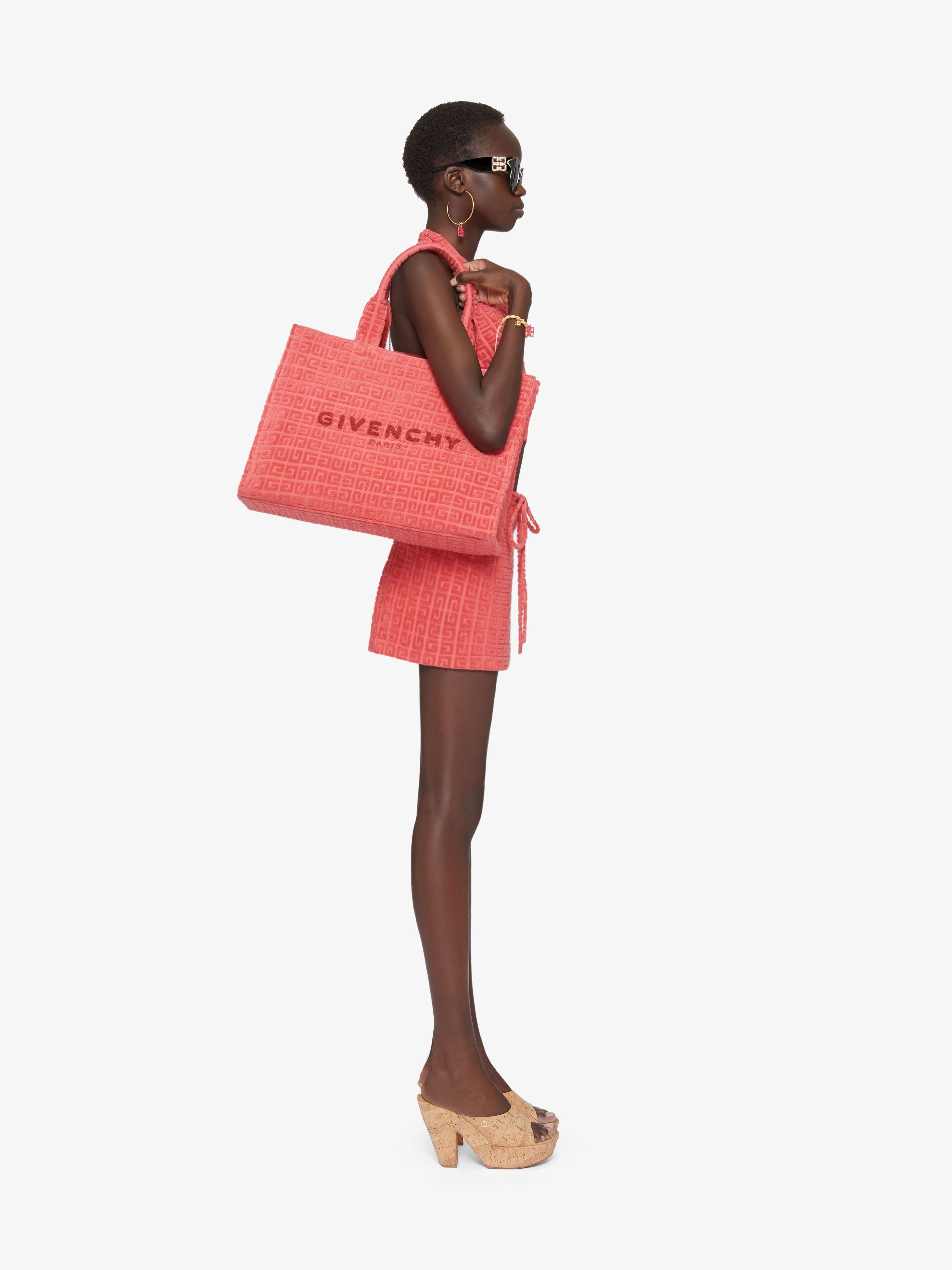 早い者勝ち【GIVENCHY】GIVENCHY 4G コットン テリー製ポーチ Medium G-Tote shopping bag in 4G embroidery with chain