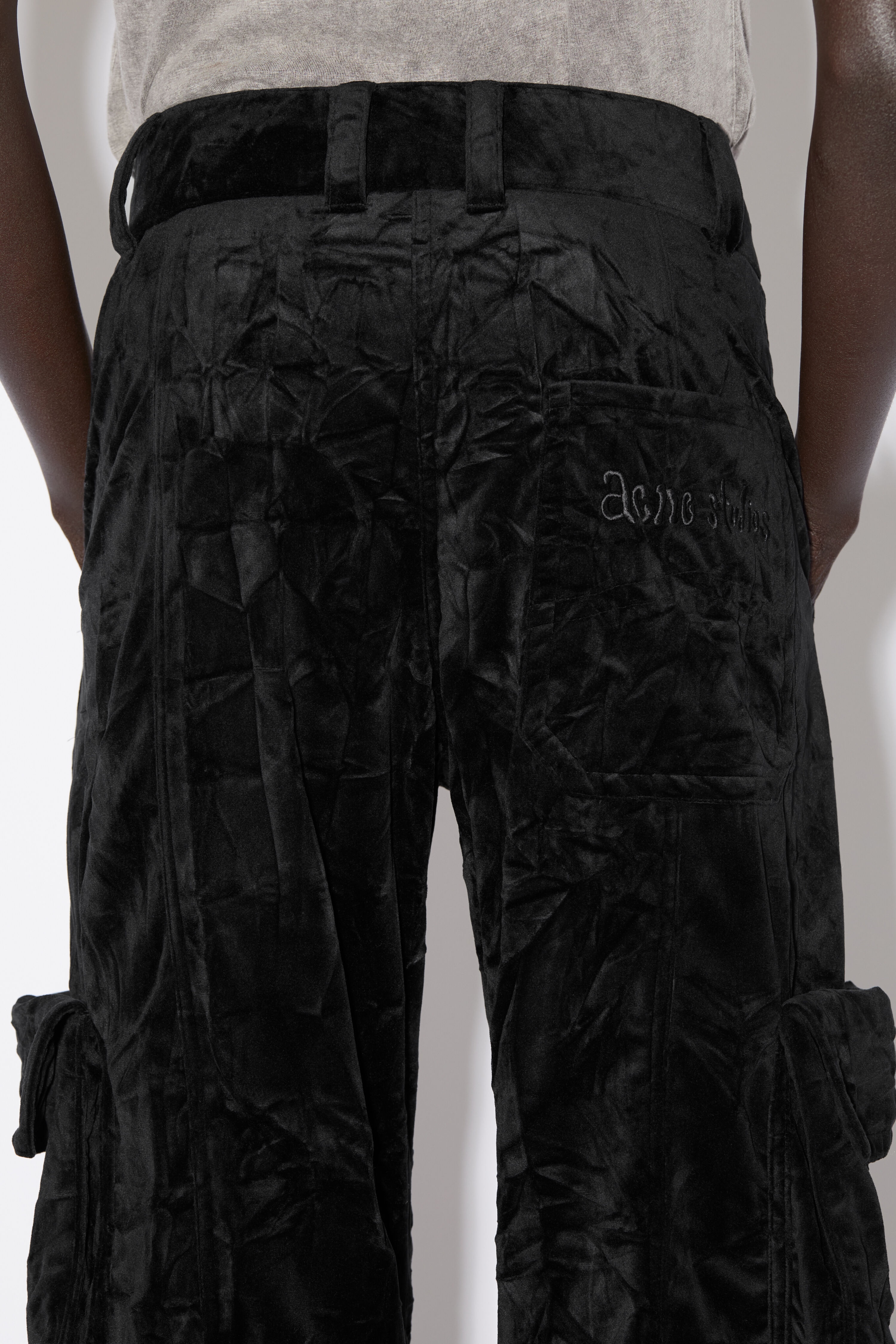 Crinkled velvet cargo trousers - Black - 5