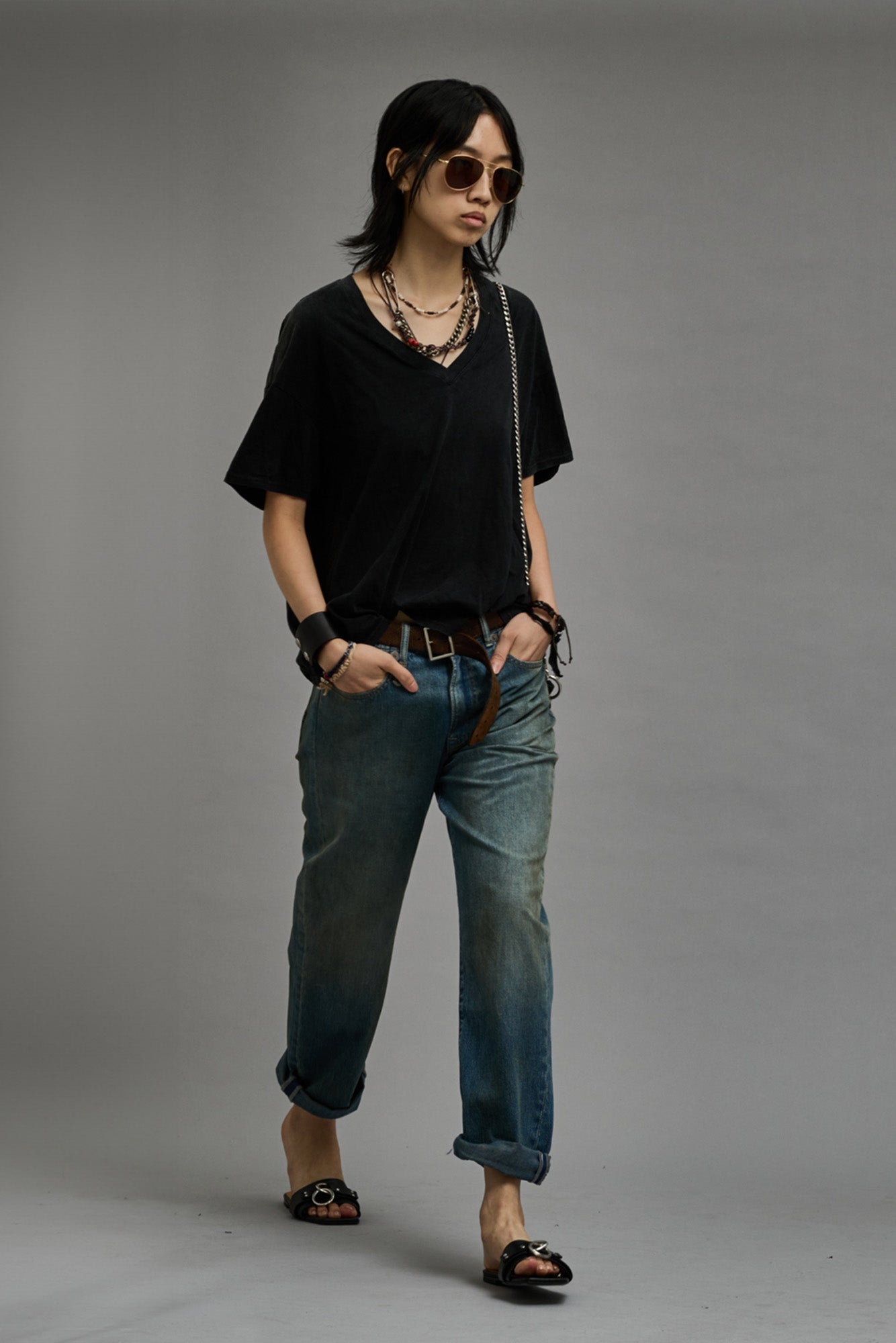 V-NECK RELAXED T - BLACK - 2