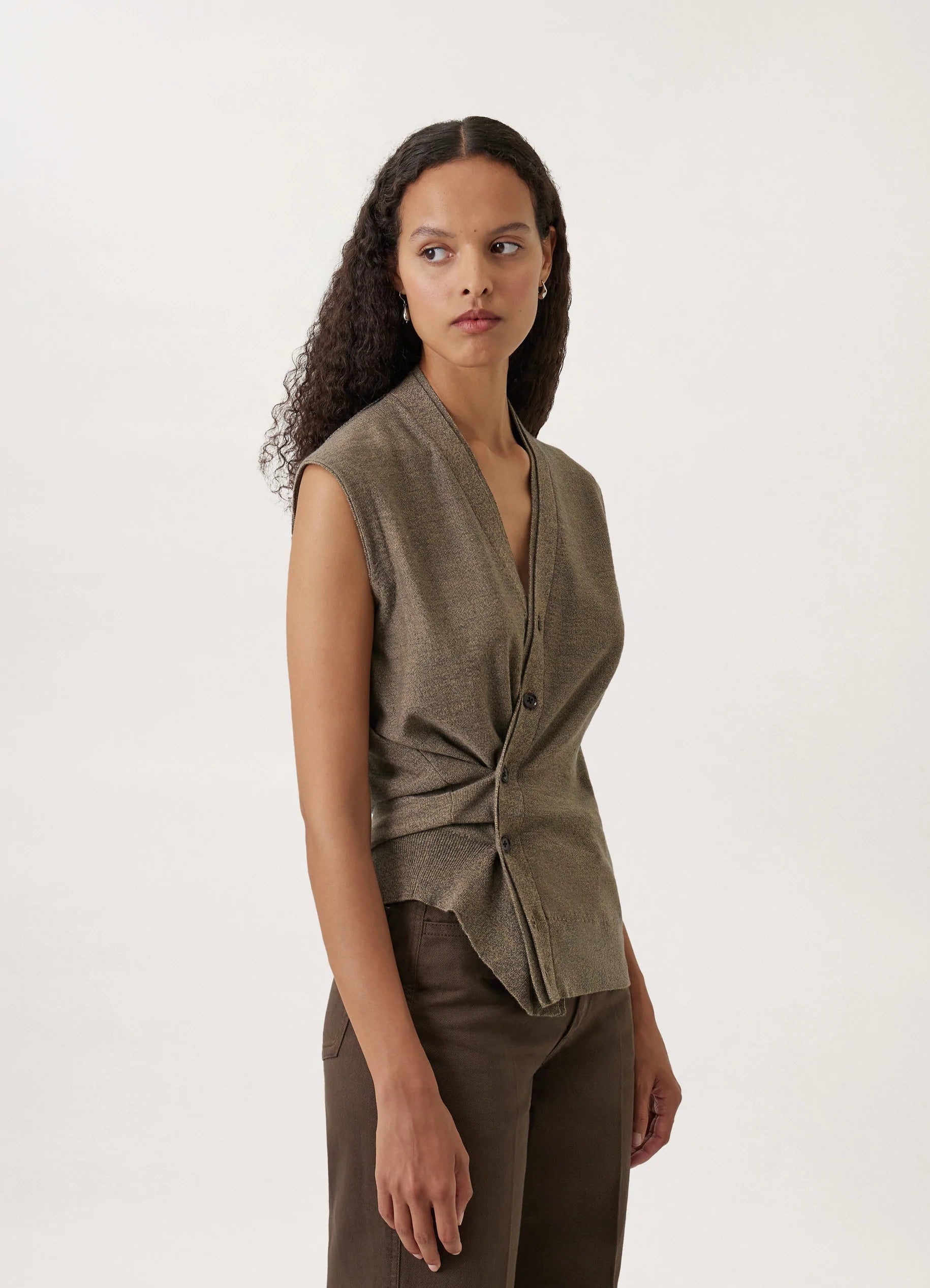 SLEEVELESS TWISTED CARDIGAN
MERINO BLEND - 3