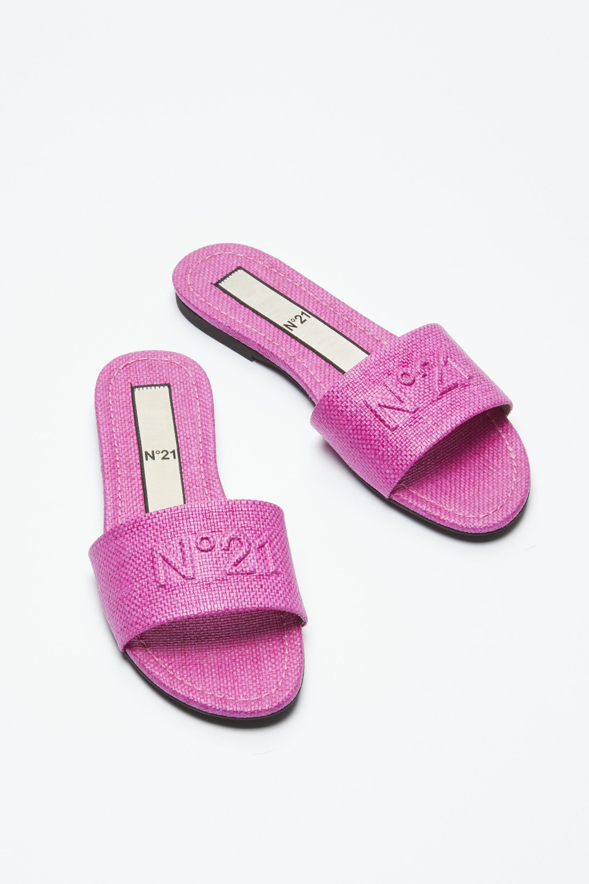 N°21 LOGO-EMBOSSED SLIDES | REVERSIBLE