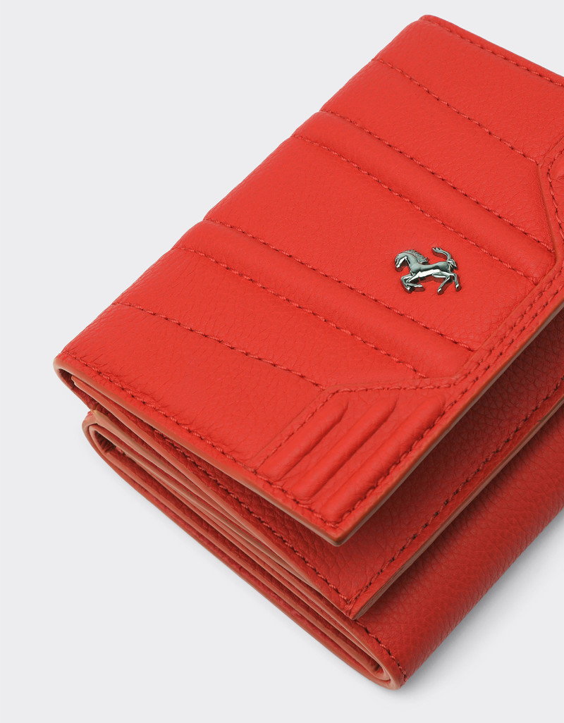 Tri-fold wallet in textured leather 4