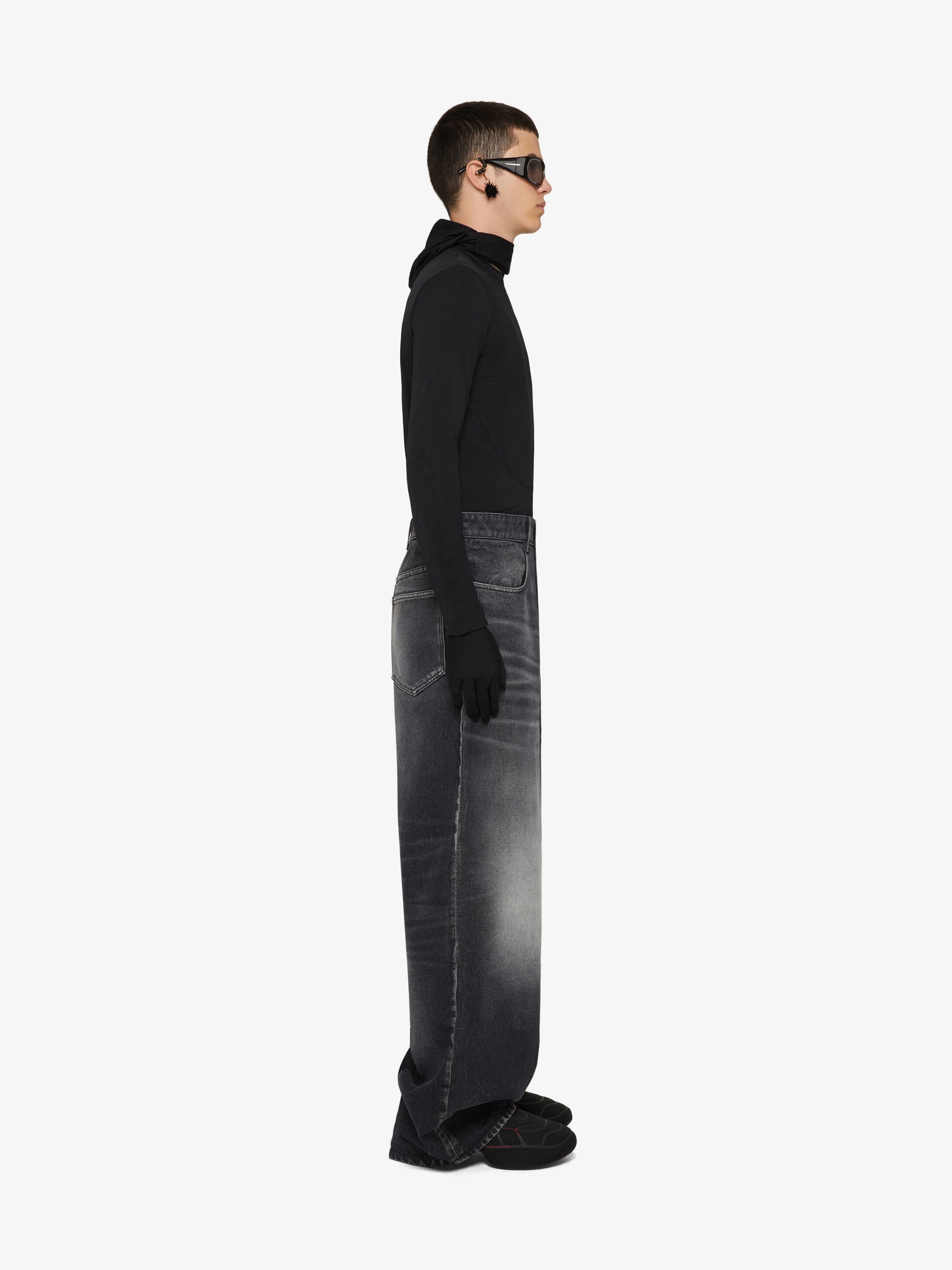OVERSIZED JEANS IN WASHED-OUT DENIM - 3