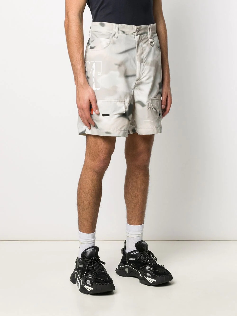 abstract print cargo shorts - 3