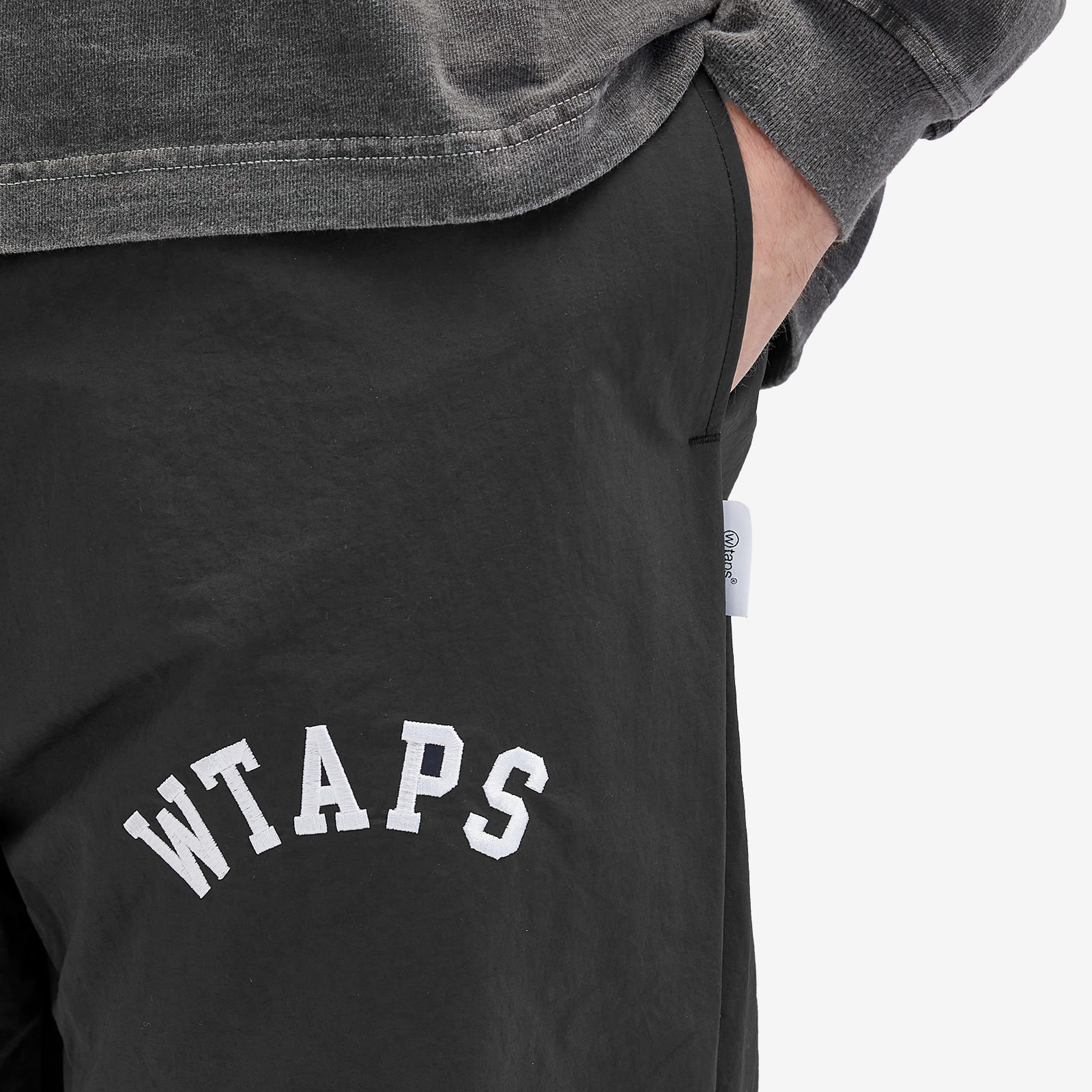 wtaps ロンT 03 WTAPS Men's 03 Logo Applique Pullover Track Top in Black WTAPS
