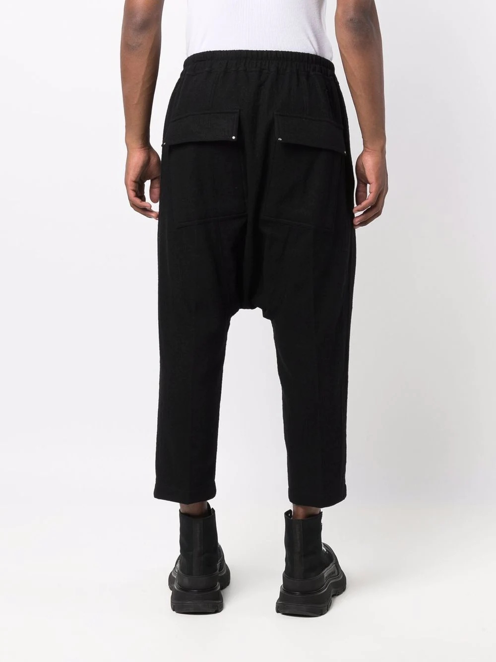 drop-crotch cropped drawstring trousers - 4